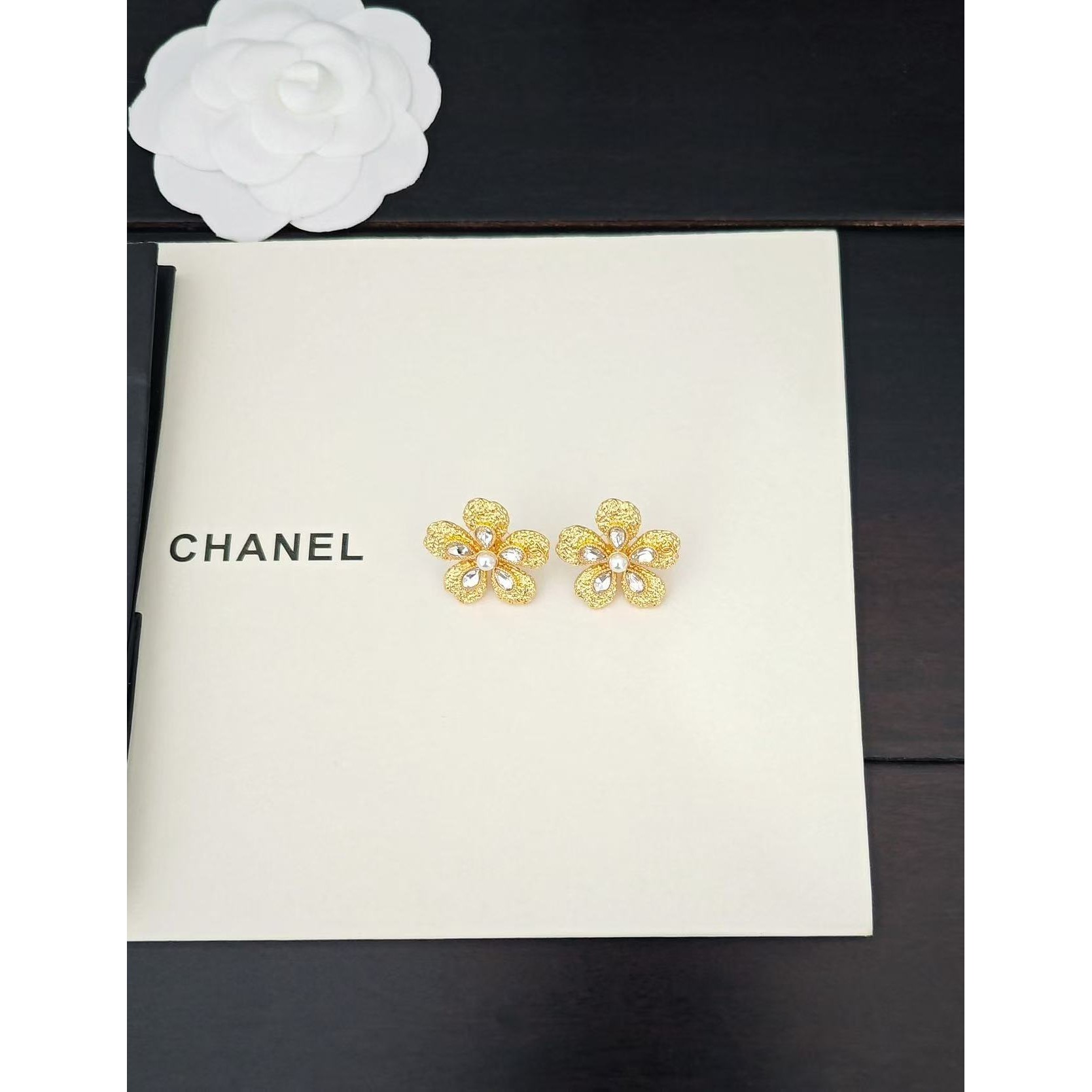 <p>CHANEL&nbsp;金色花朵耳钉</p>
