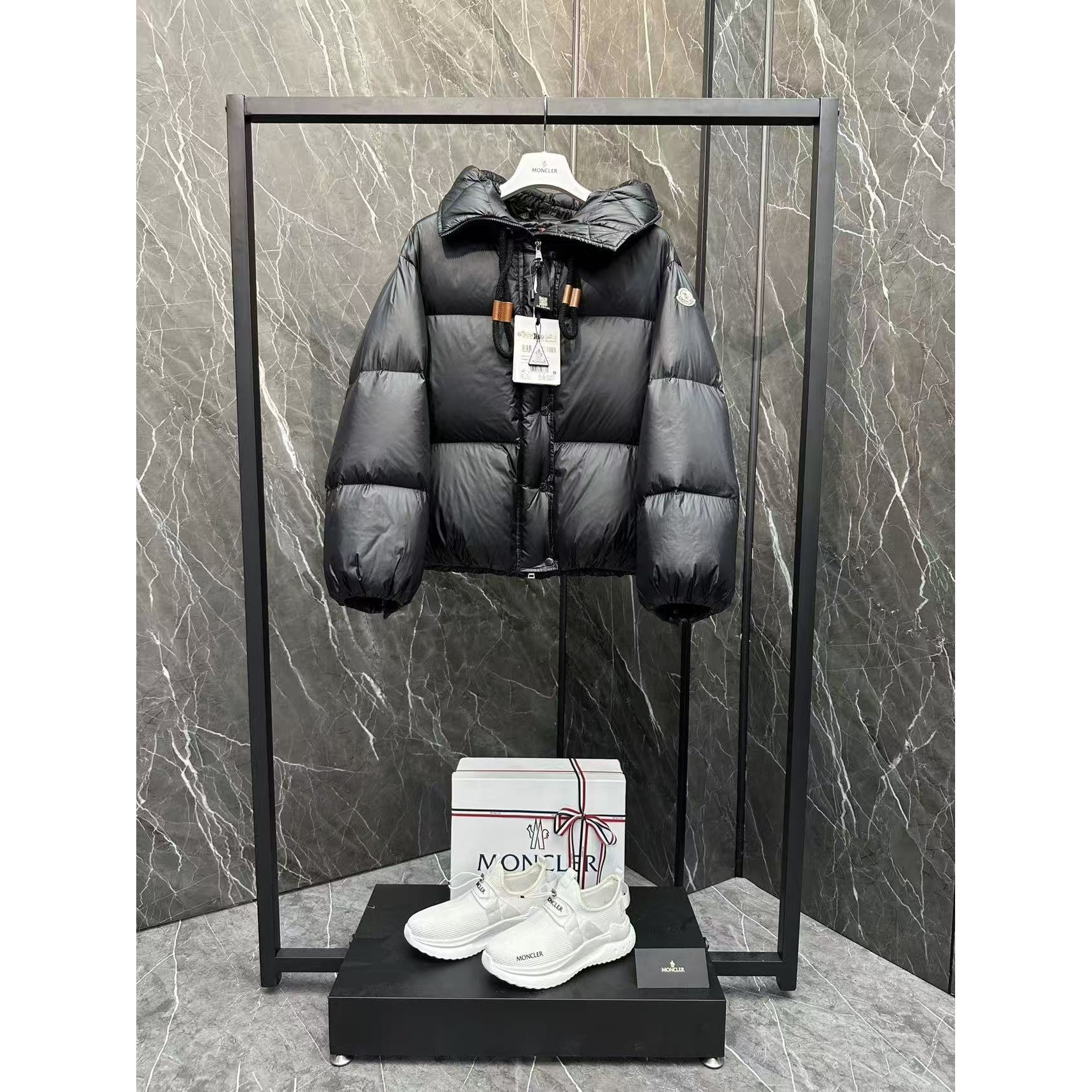 <p>Moncler Borey 女士二合一短款羽绒夹克外套(黑)</p>