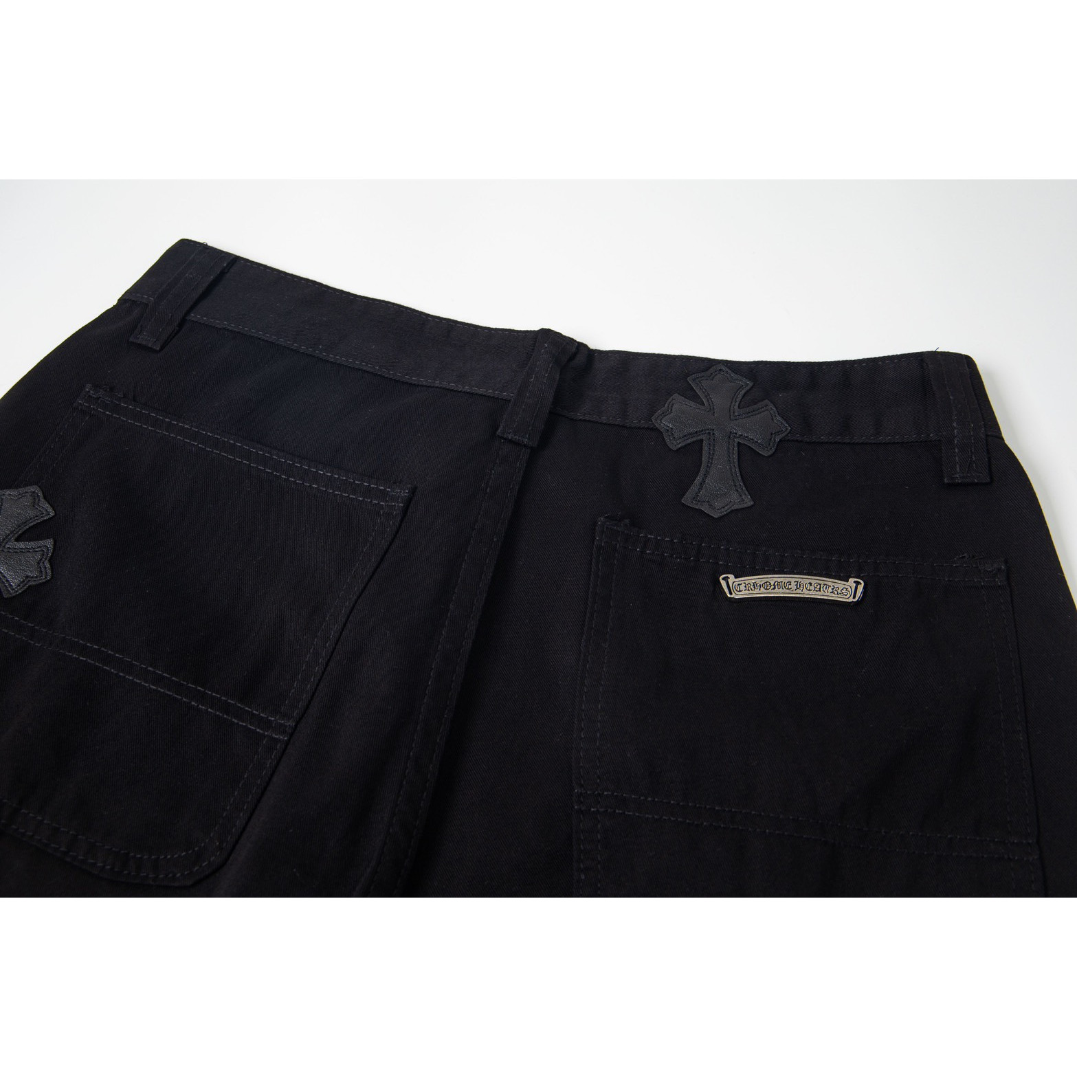 <p>CHROME HEARTS 豹纹拼黑皮伐木多皮元素水洗牛仔裤(1776#)</p>