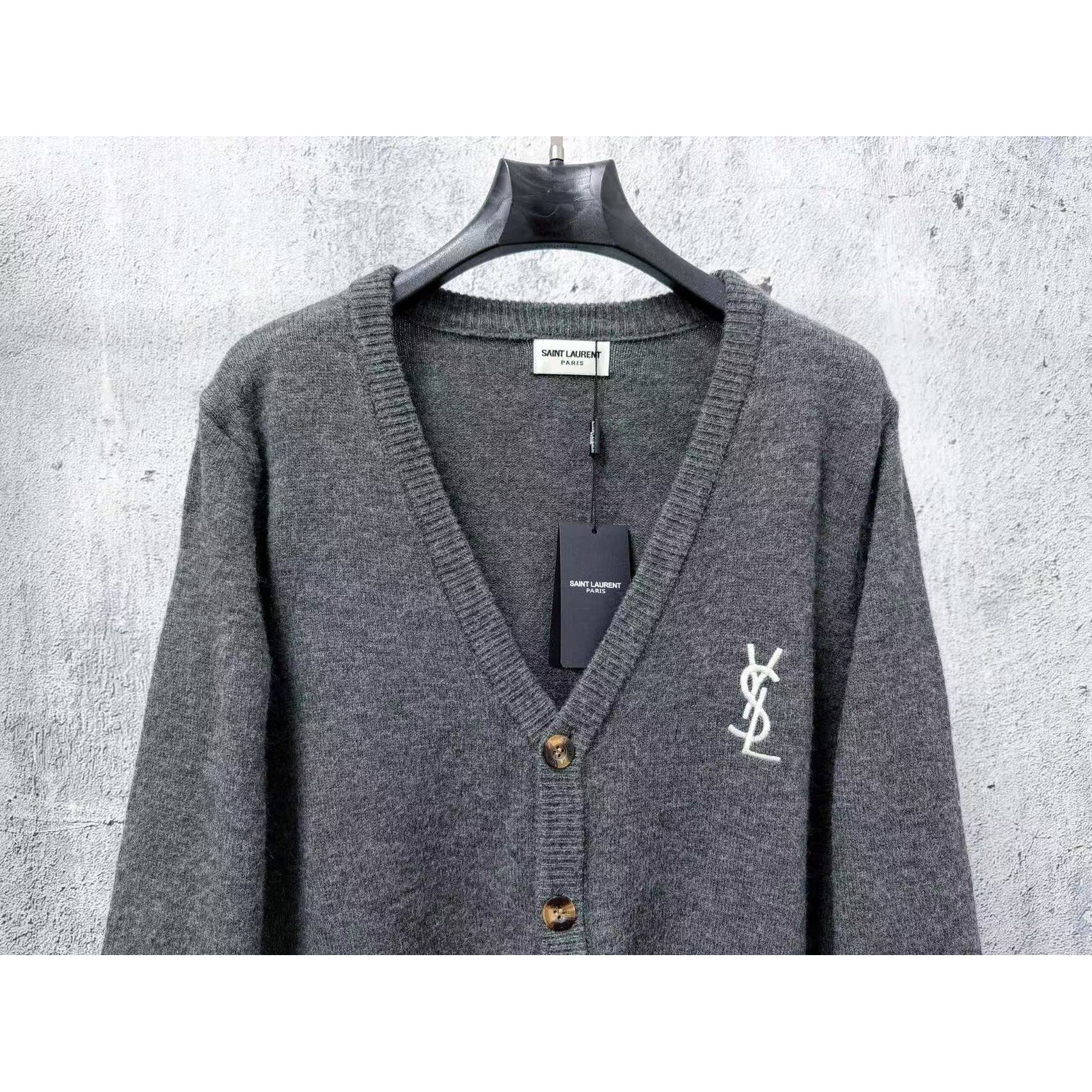 <p>YSL V领单排扣长袖针织开衫(灰)</p>