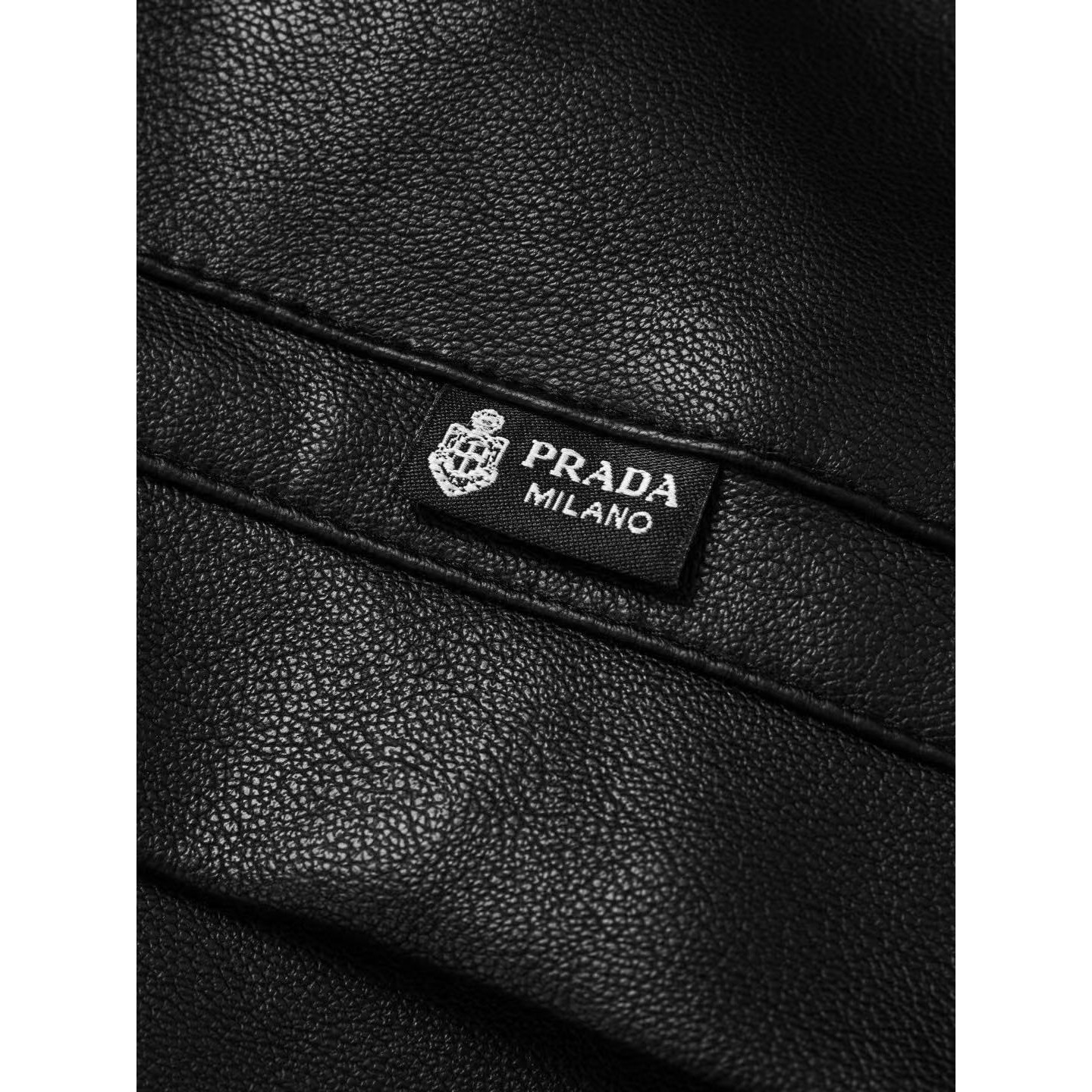 <p>Prada 胸前小标皮衣外套(黑)</p>