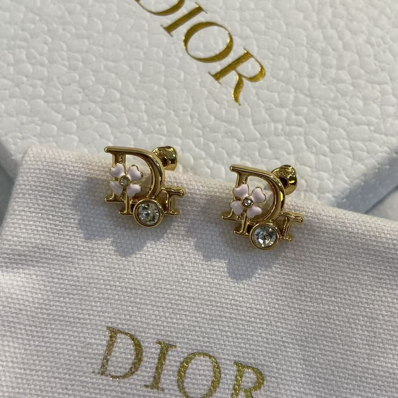 <p>DIOR 花卉字母耳钉</p>