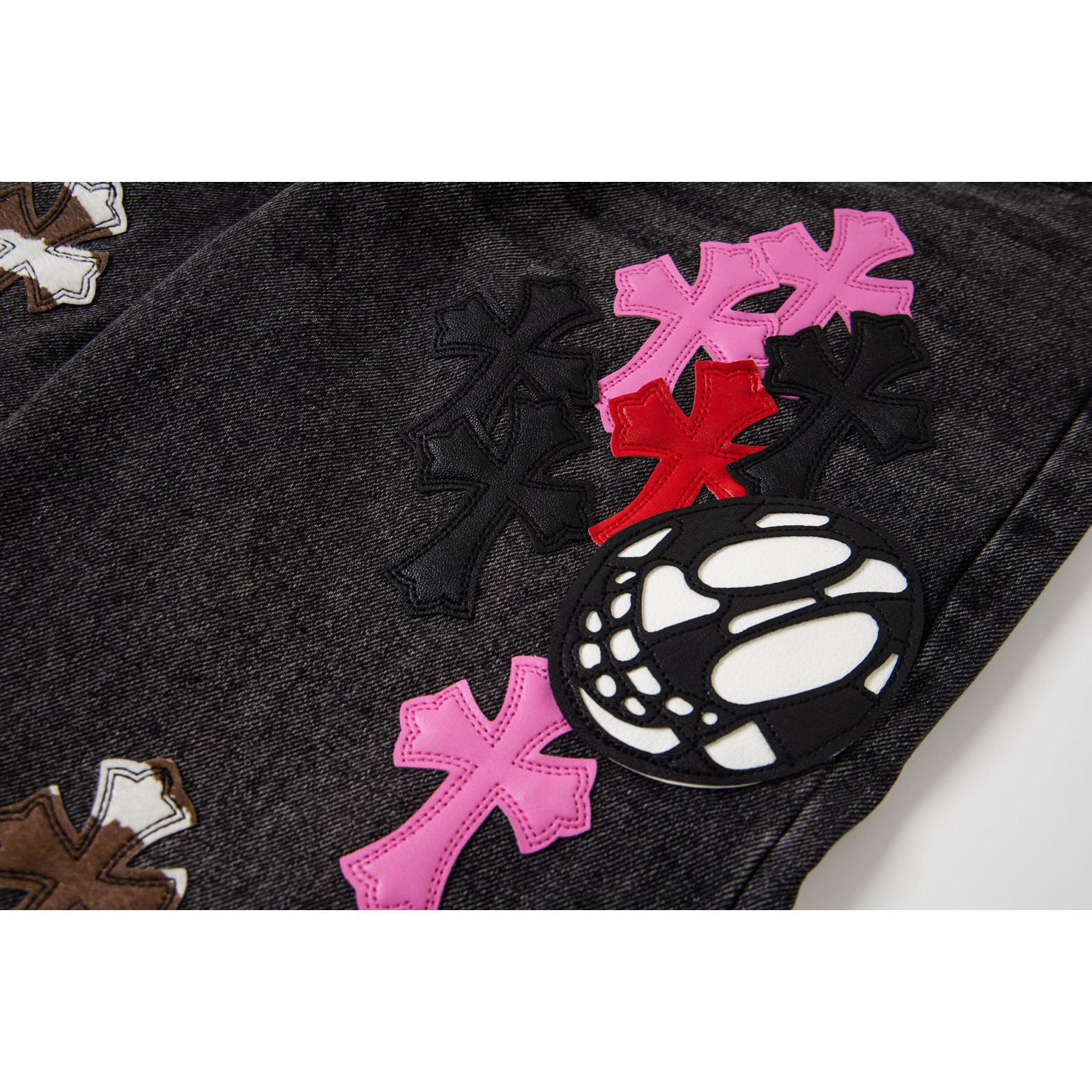 <p>CHROME HEARTS 多皮十字架拼皮重工牛仔裤(1770#)</p>