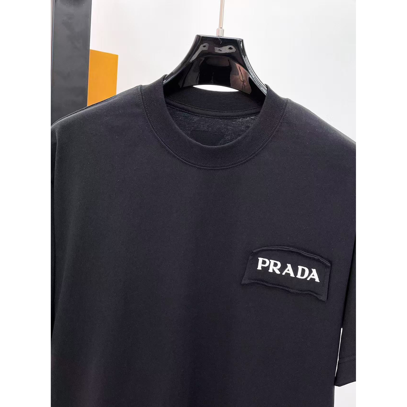 <p>PRADA&nbsp;专柜新款短袖T恤(黑)</p>