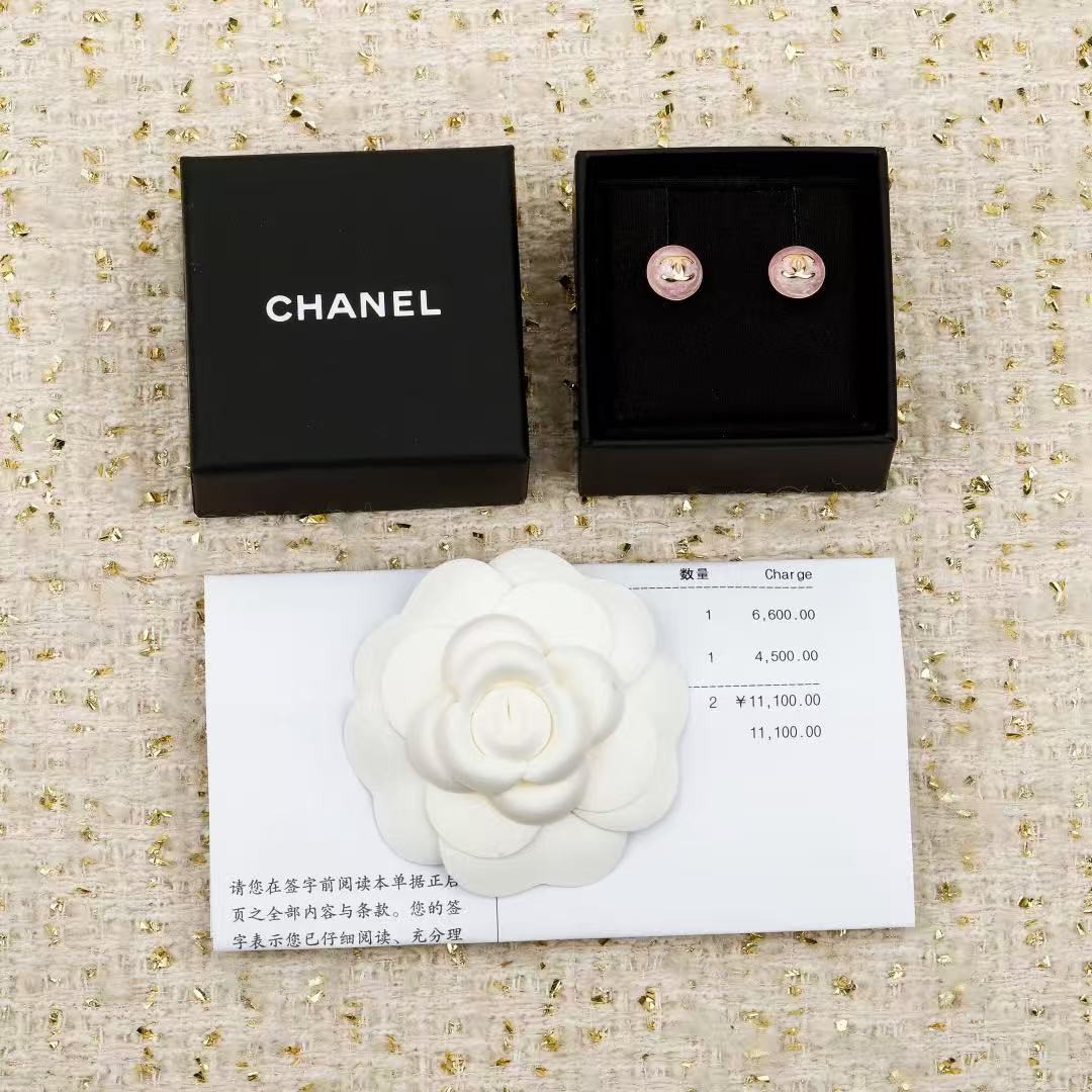 <p>CHANEL&nbsp;糖果粉色纽扣双c耳钉</p>