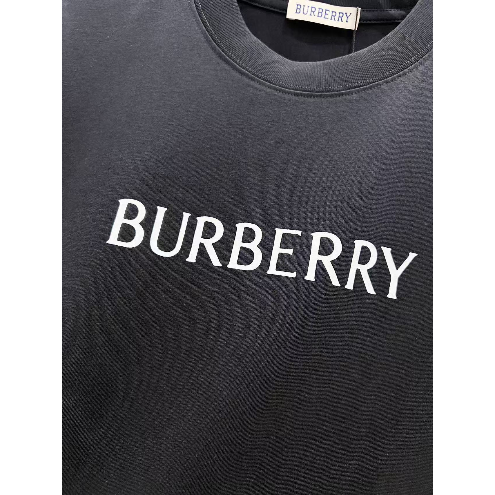 <p>BURBERRY 印花短袖T恤(黑)</p>