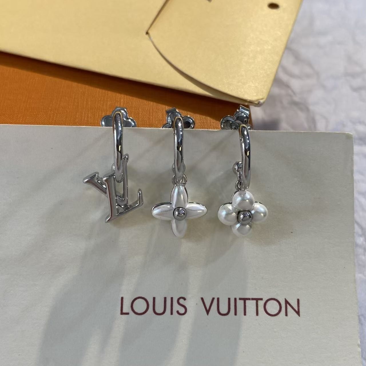 <p>LV&nbsp;绿小花三件套耳环</p>