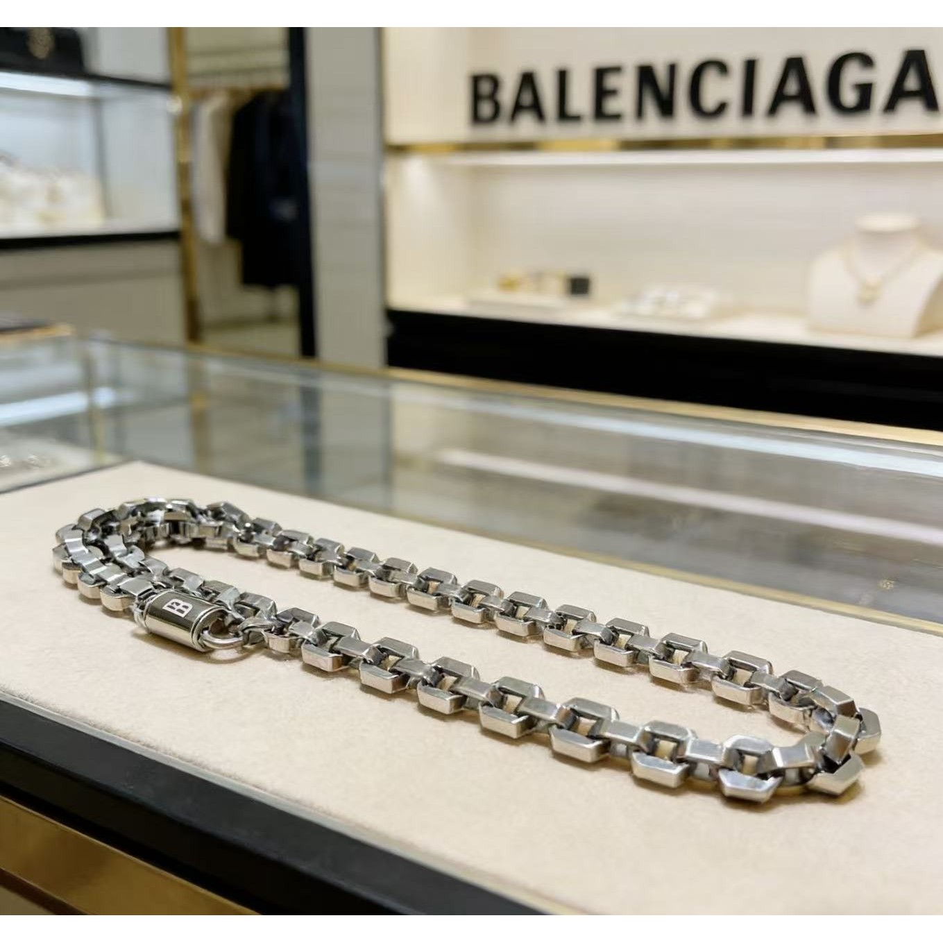 <p>Balenciaga 项链</p>