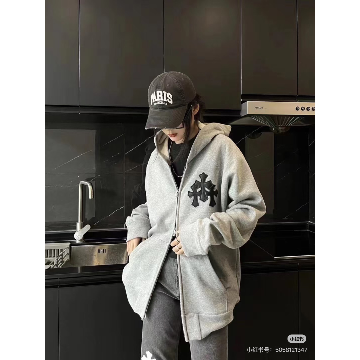 <p>CHROME HEARTS 十字架皮标拉链连帽外套(灰)</p>