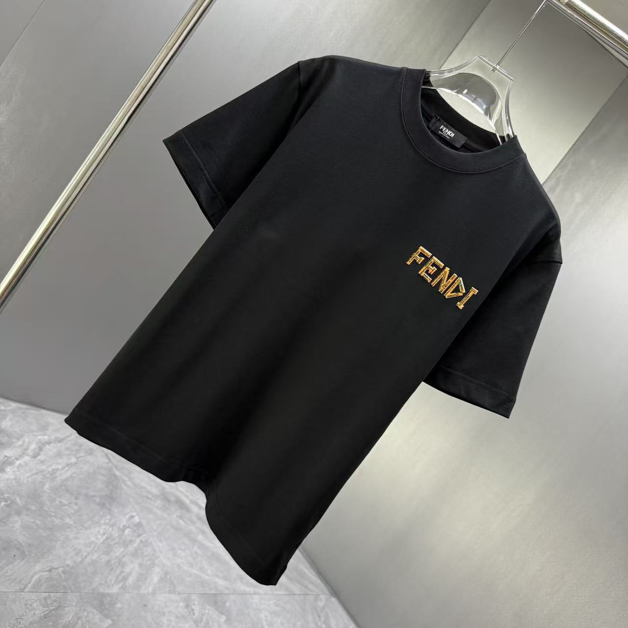 <p>FENDI 短袖T恤(黑)</p>