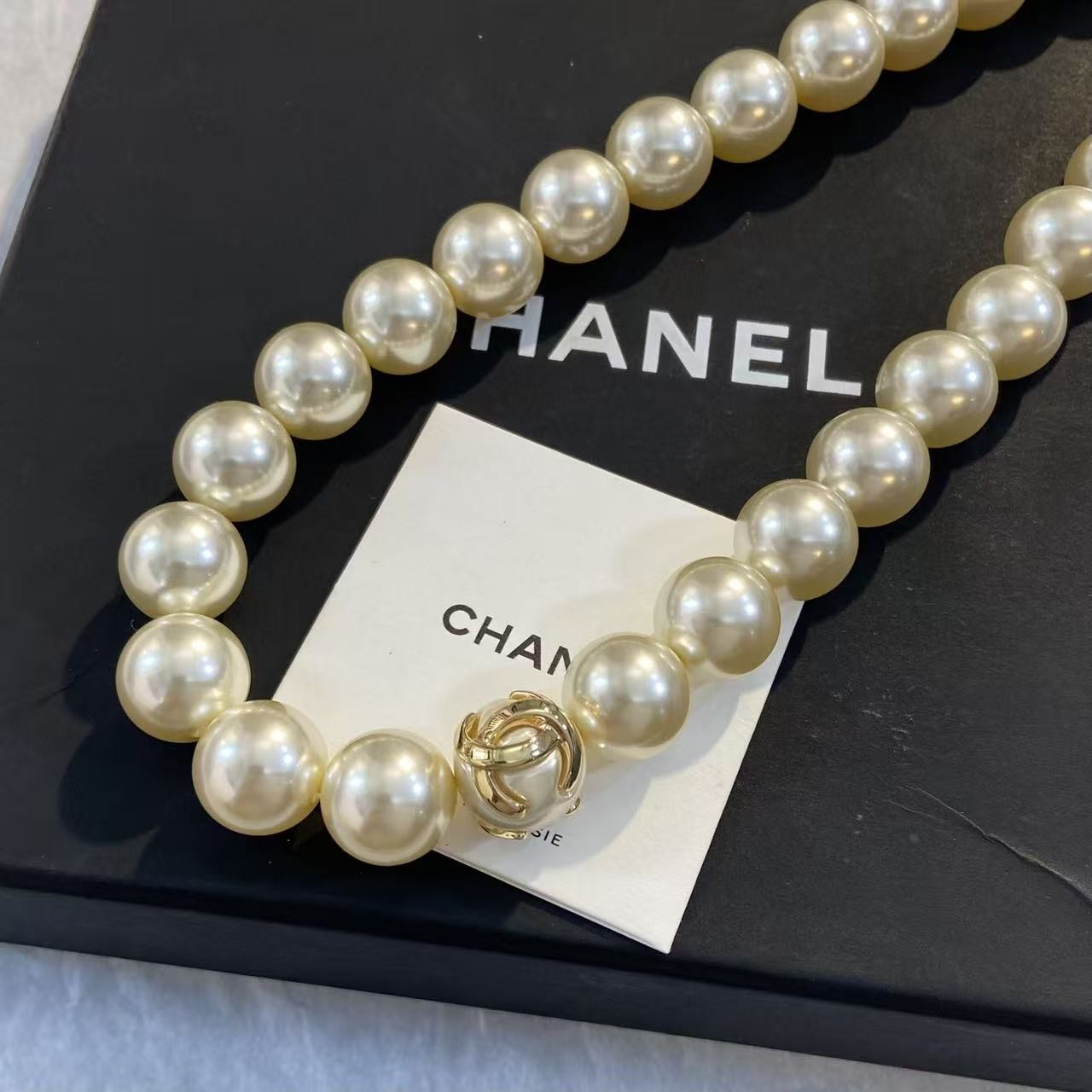<p>CHANEL 抱珠吊金珠项链</p>