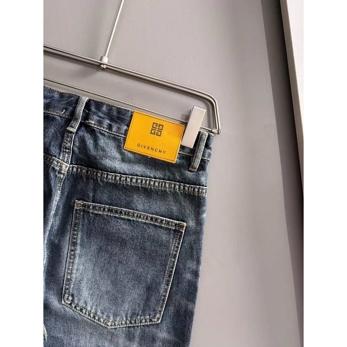 <p>Givenchy 四季款经典牛仔裤直筒长裤(藍)<br />
&nbsp;</p>