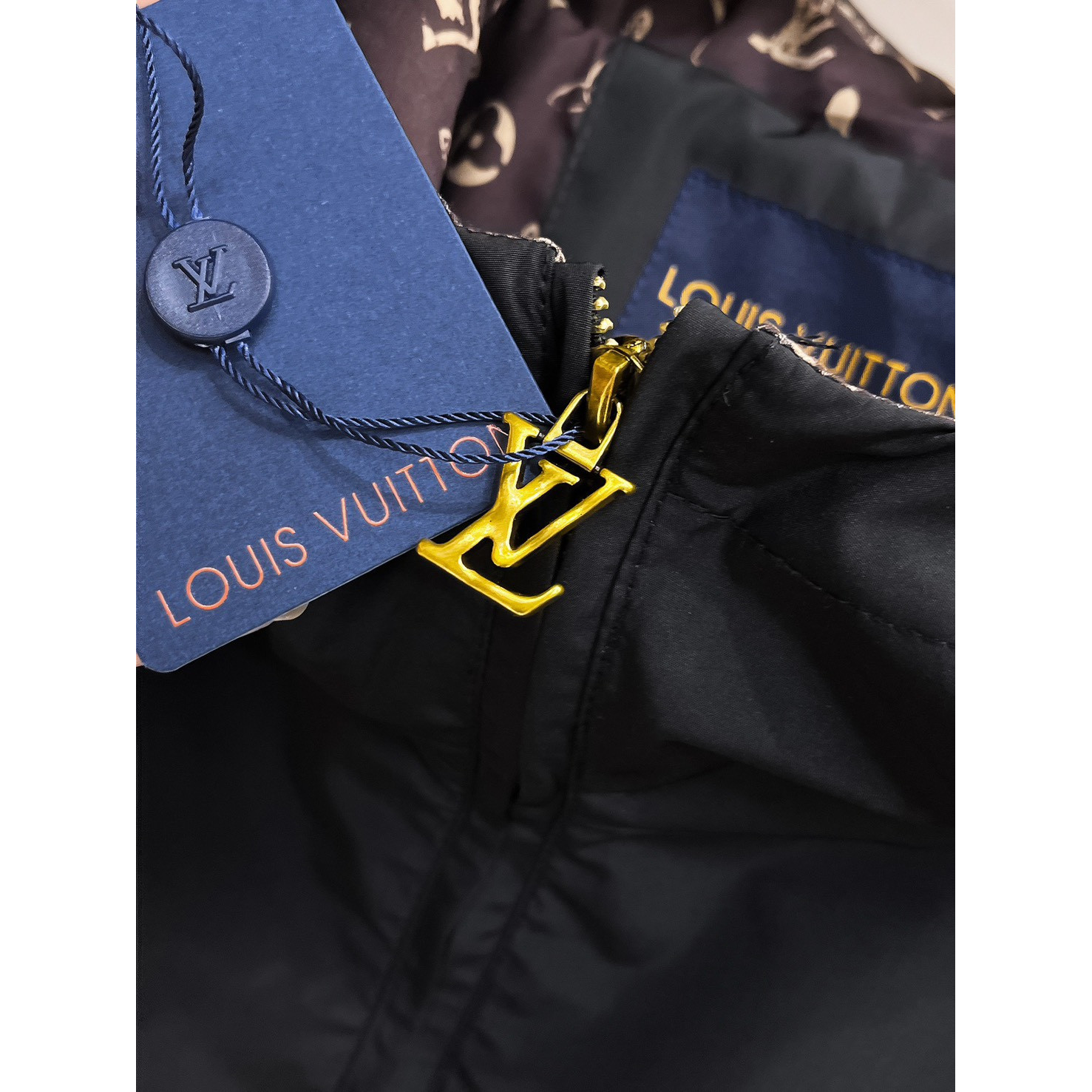 <p>LV&nbsp;男士夹克外套(黑)</p>