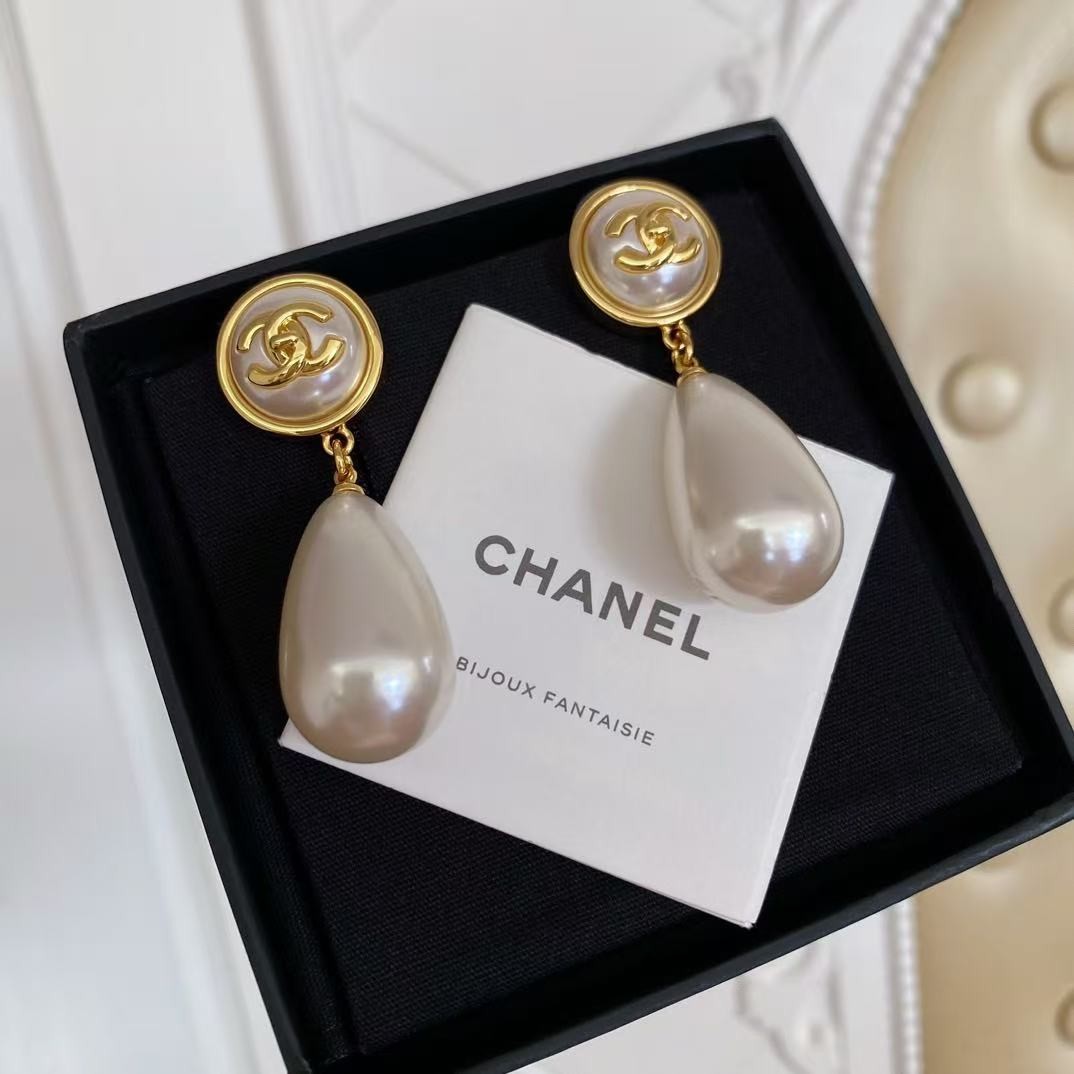 <p>CHANEL&nbsp;纽扣珍珠吊大水滴珍珠耳环</p>