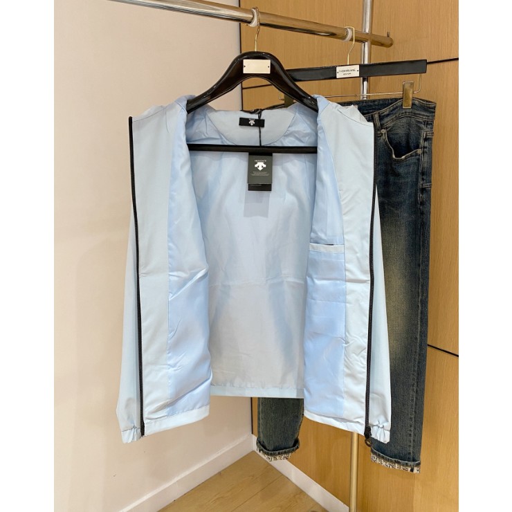 <p>DESCENTE 風衣夾克外套(寶寶藍)</p>