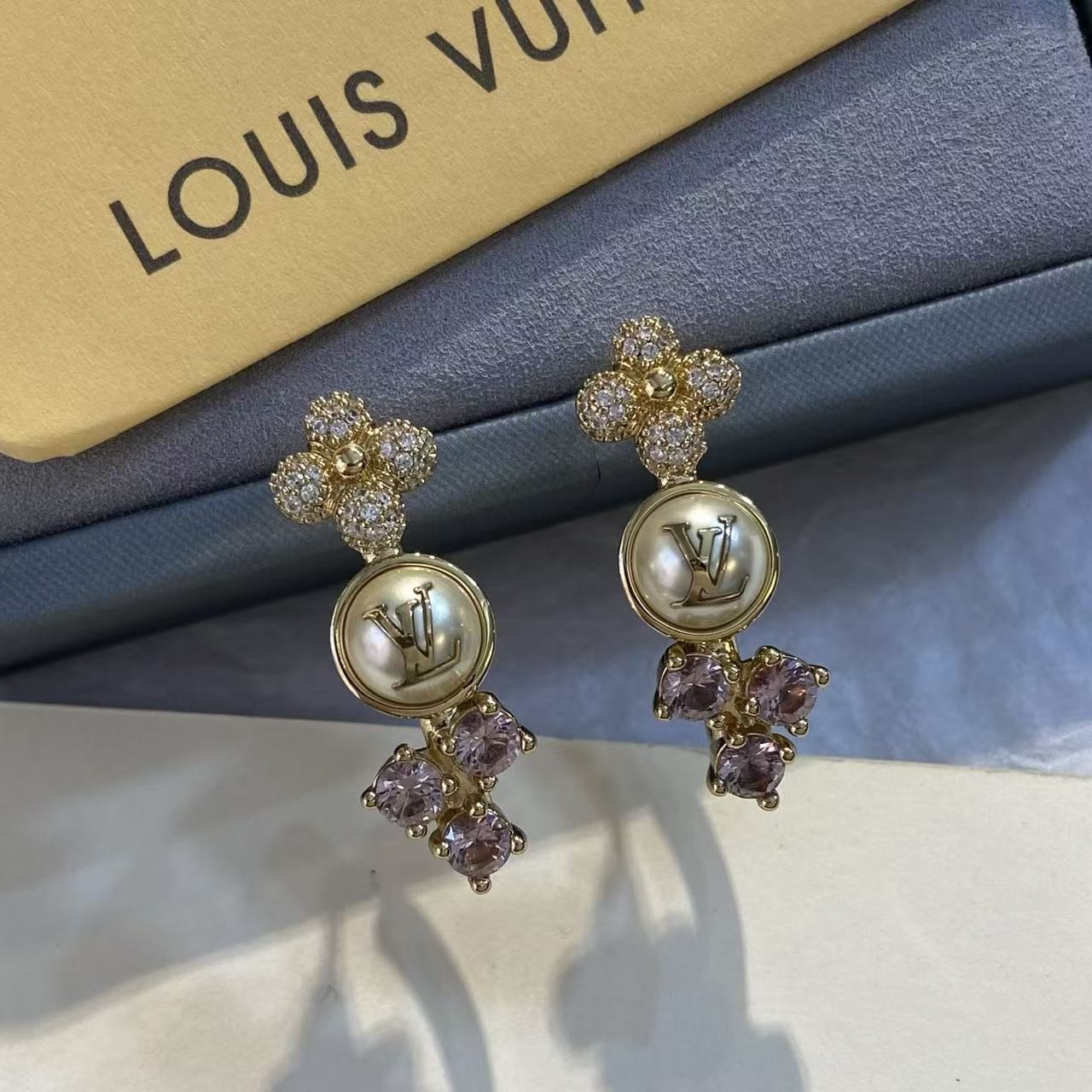 <p>LV 七夕限定花卉耳钉</p>