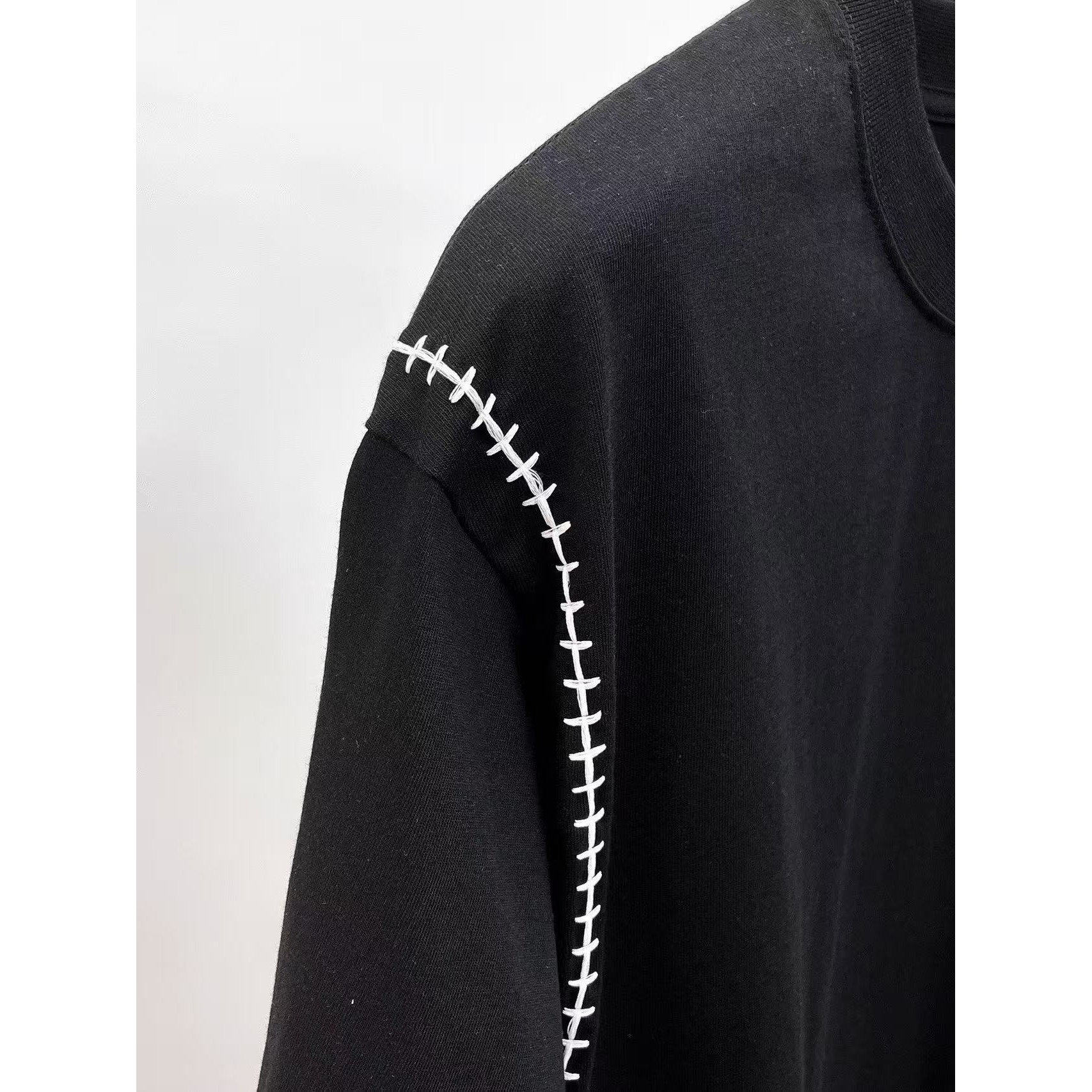 <p>PRADA 专柜新款短袖T恤(黑)</p>