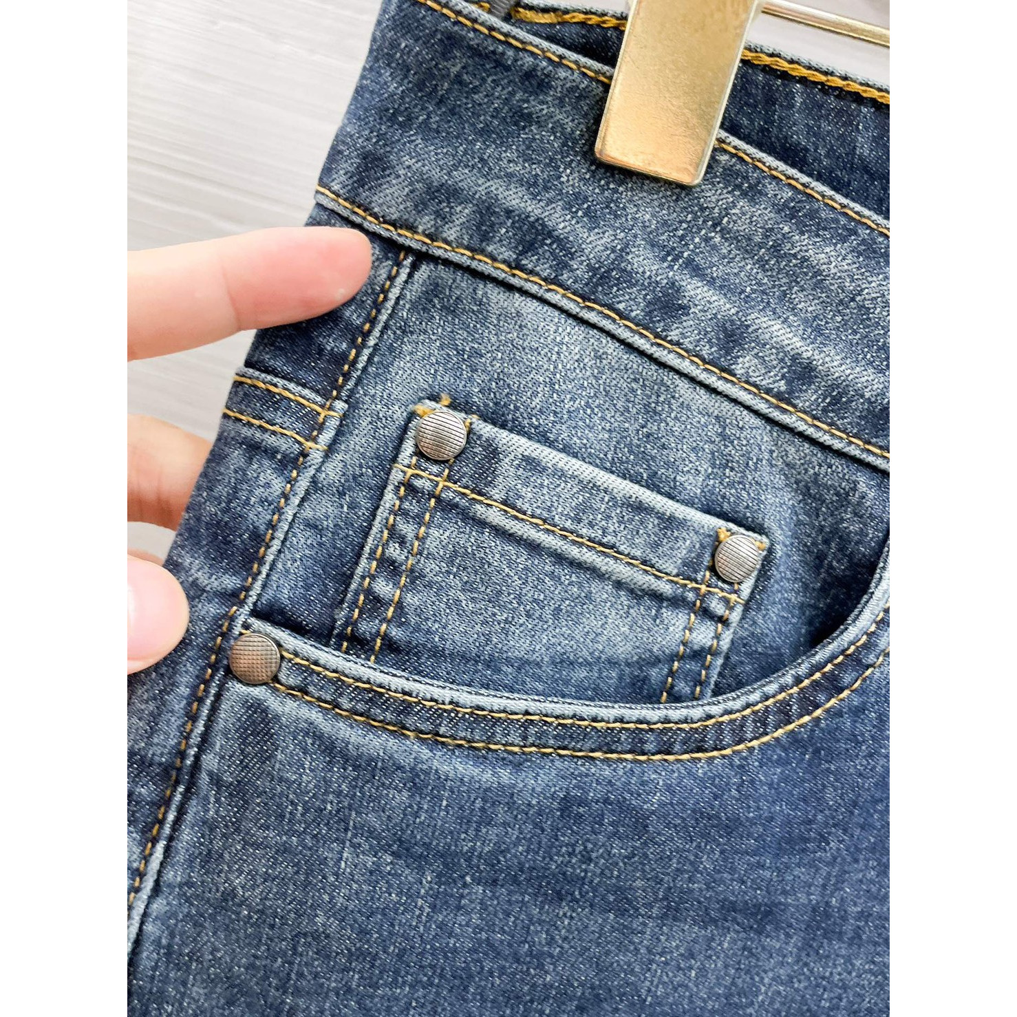 <p>LOEWE&nbsp;高端牛仔裤</p>