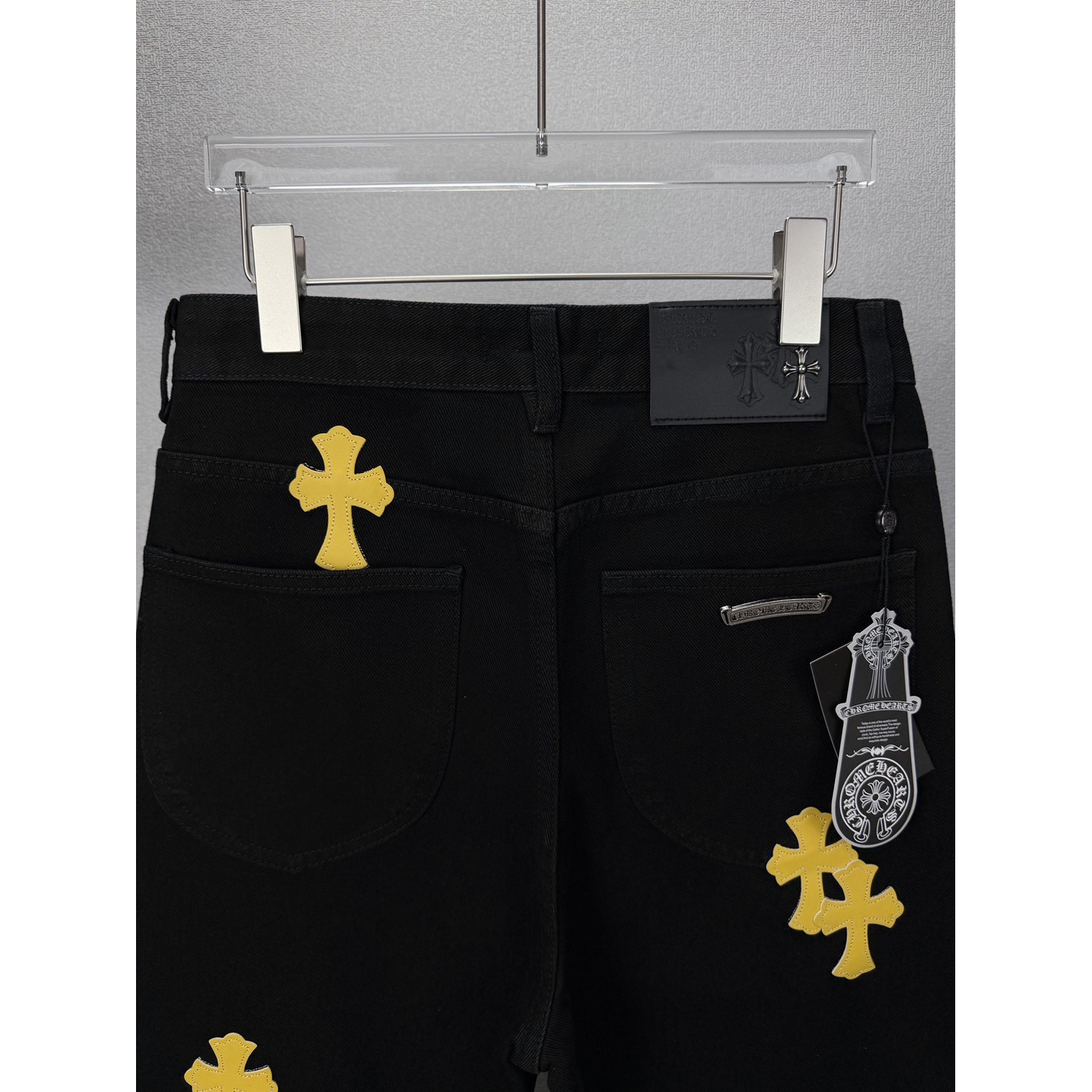 <p>CHROME HEARTS&nbsp;黄色十字架牛仔裤</p>