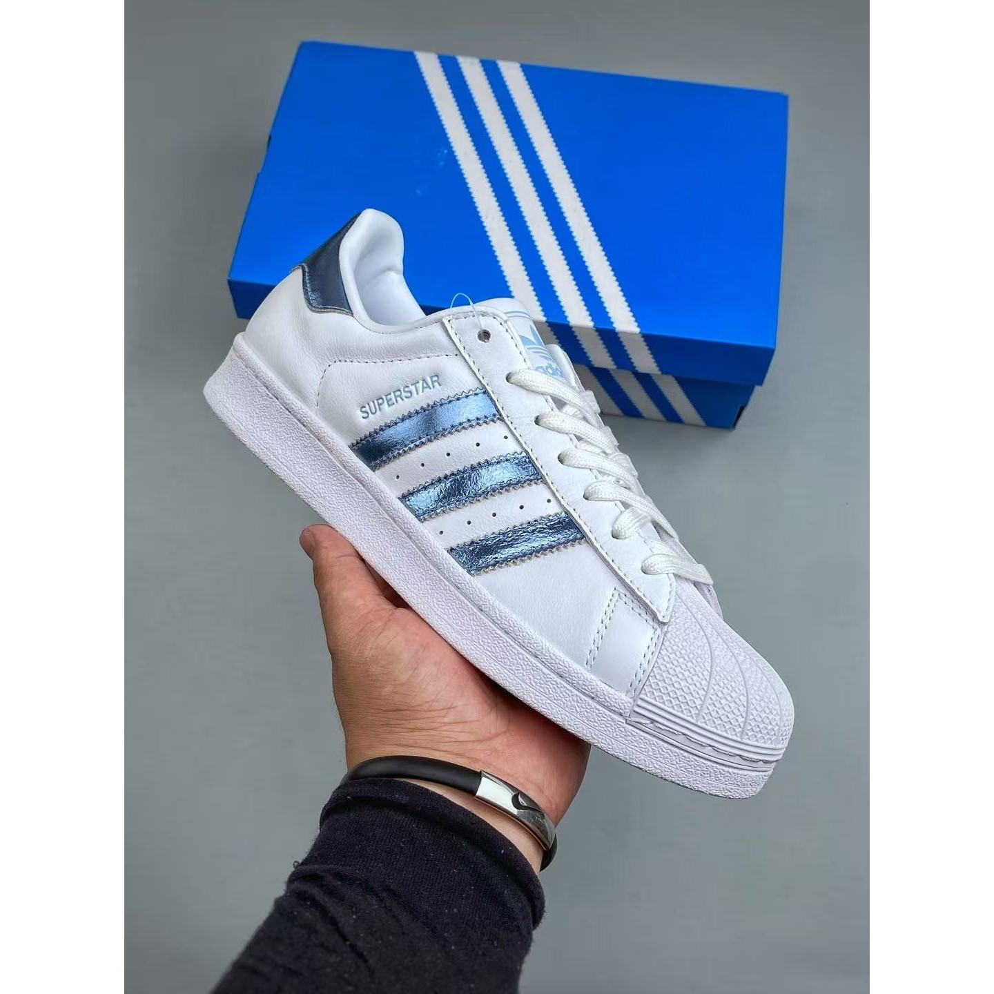 <p>Adidas 贝壳头系列 运动板鞋</p>