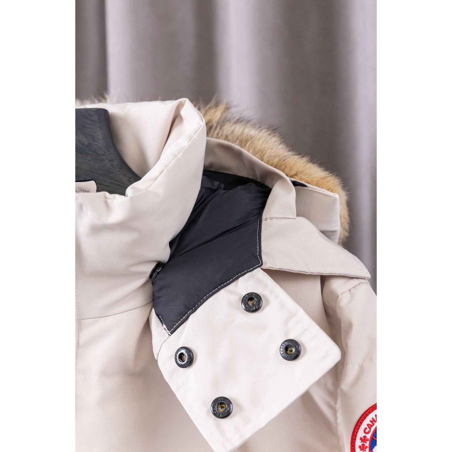 <p>Canada Goose 顶级狼毛Wyndham 2048M &nbsp;29款 系列派克大衣羽绒服(奶白色)</p>