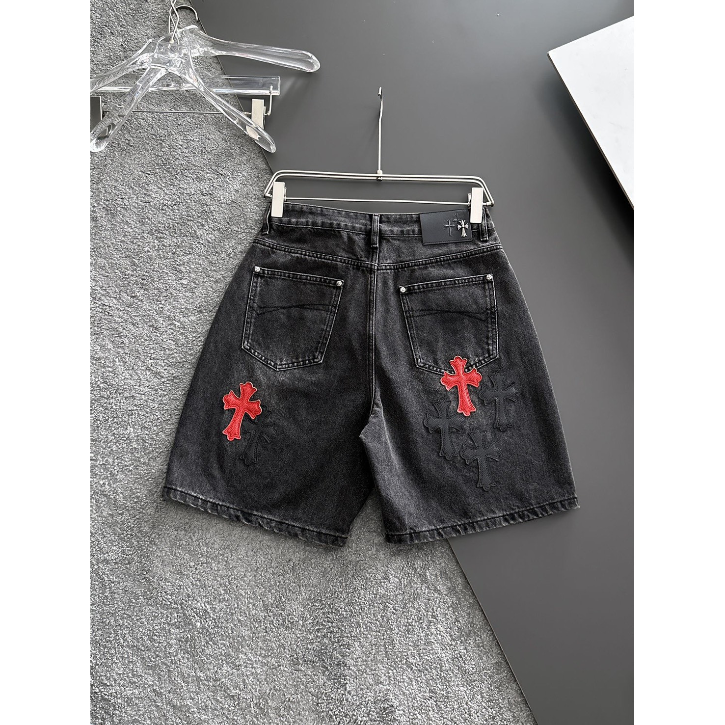 <p>CHROME HEARTS 牛仔短裤(黑)</p>