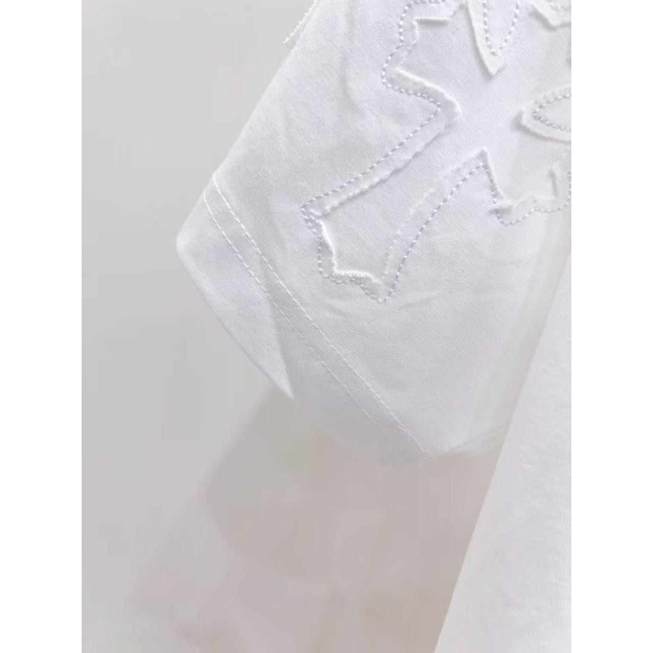 <p>CHROME HEARTS 破洞别针刺绣短袖(白)</p>