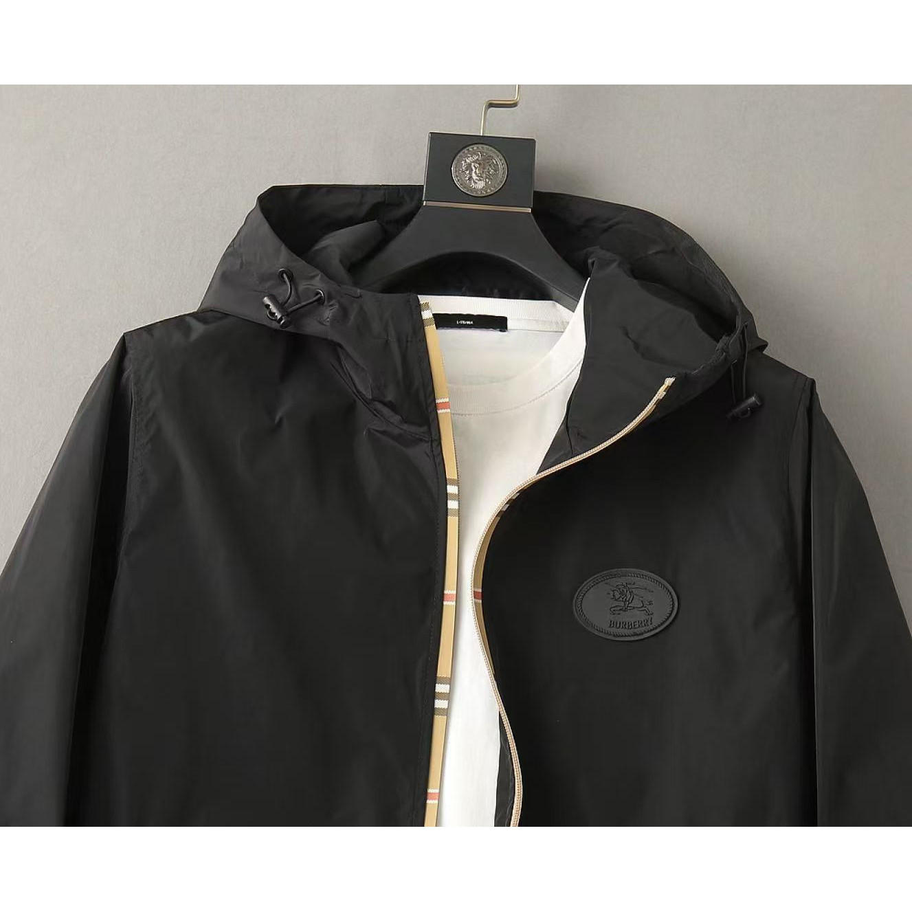 <p>BURBERRY&nbsp;男士夹克外套(黑)</p>