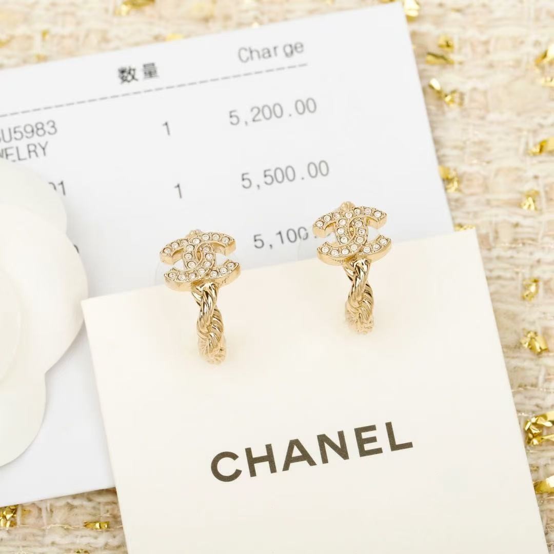 <p>CHANEL&nbsp;麻花双C小耳圈</p>
