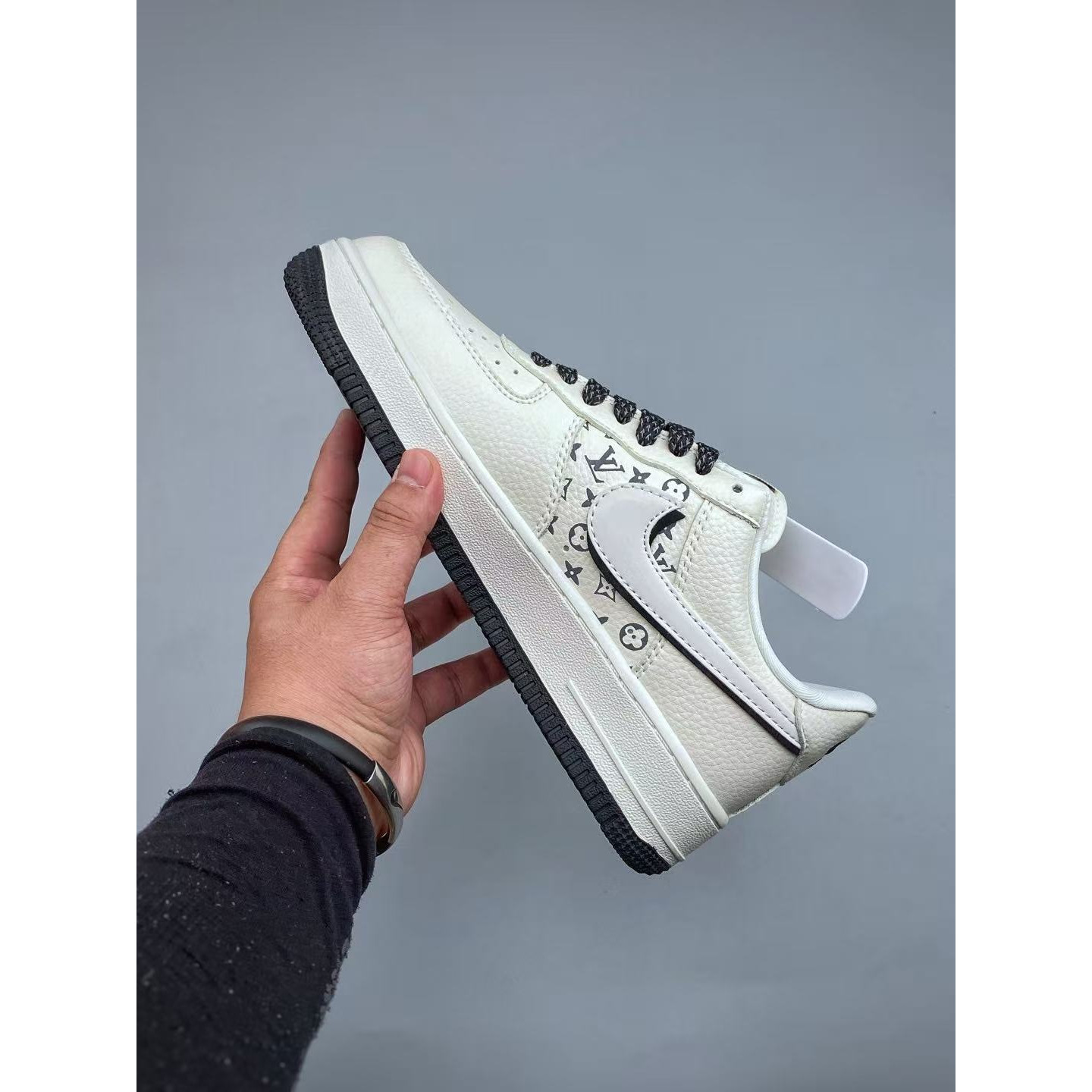 <p>Nike Air Force1 07 low &nbsp;联名款(白)</p>