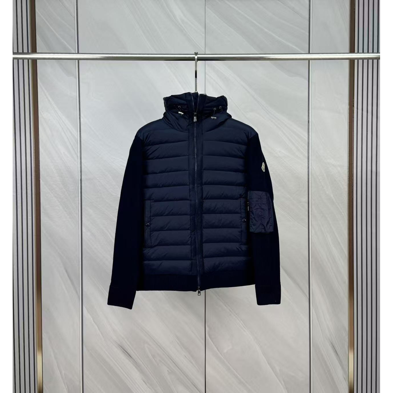 <p>Moncler 羊毛连帽针织男士羽绒服(藍)</p>