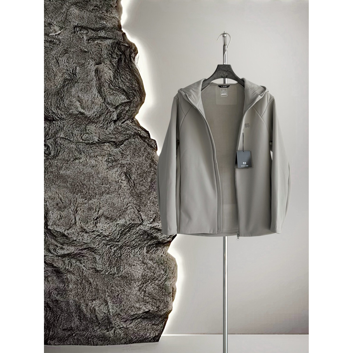 <p>KOLON SPORT 软壳加薄绒冲锋衣(米白灰)</p>
