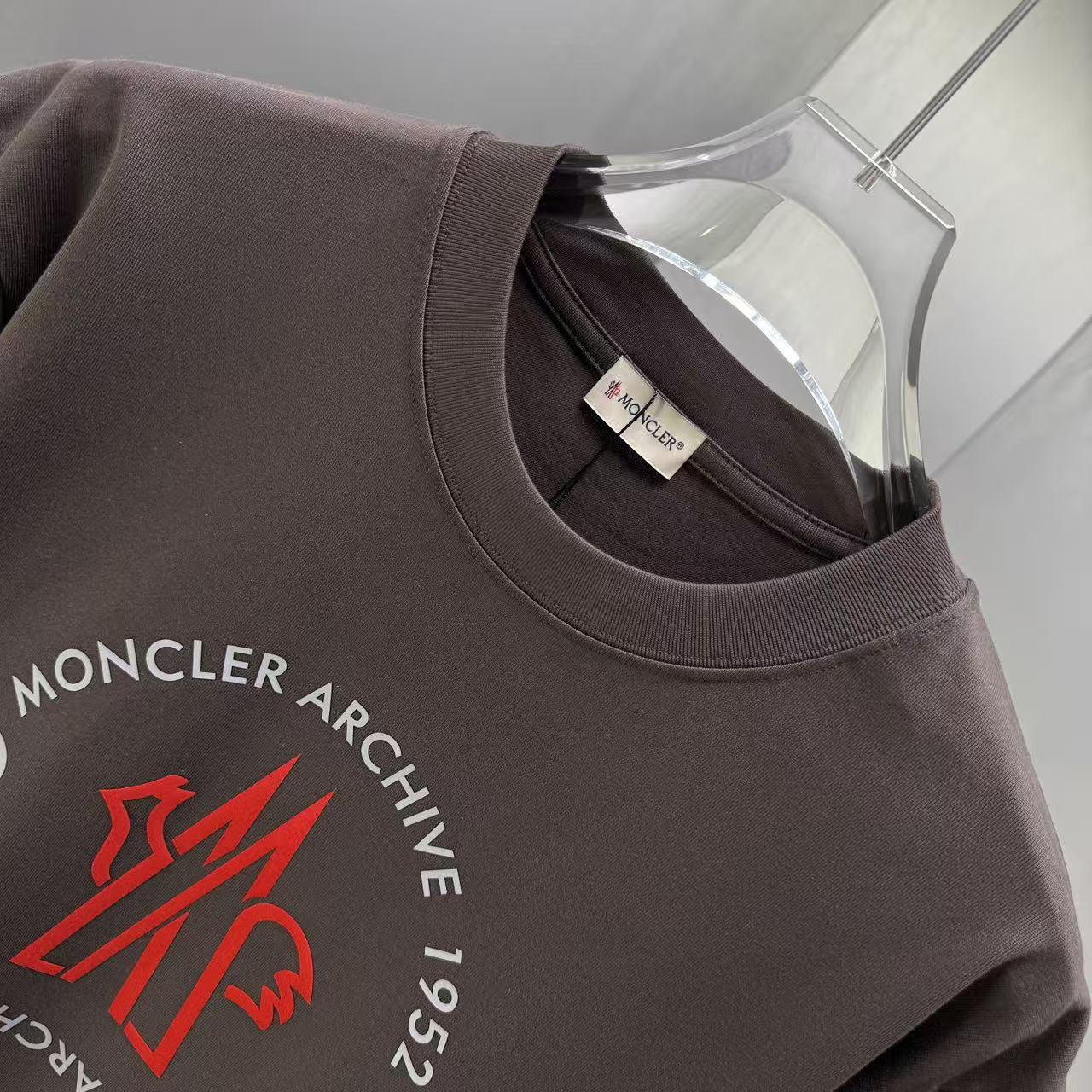 <p>Moncler 短袖T恤(棕色)</p>