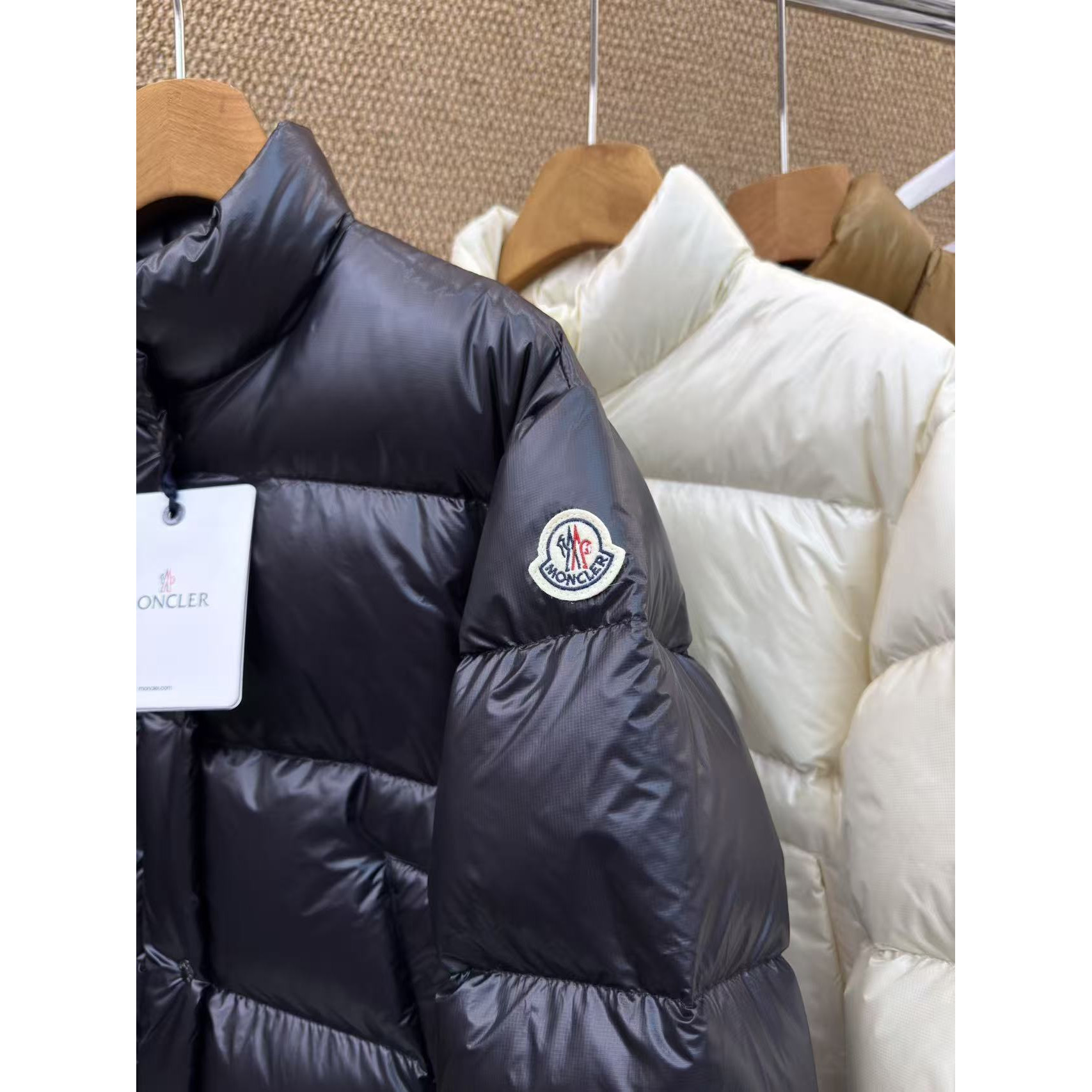 <p>Moncler Tepice女款短款小面包羽绒服(黑色)</p>