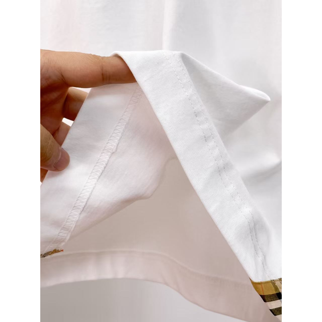 <p>BURBERRY&nbsp;专柜新款短袖T恤(白)</p>