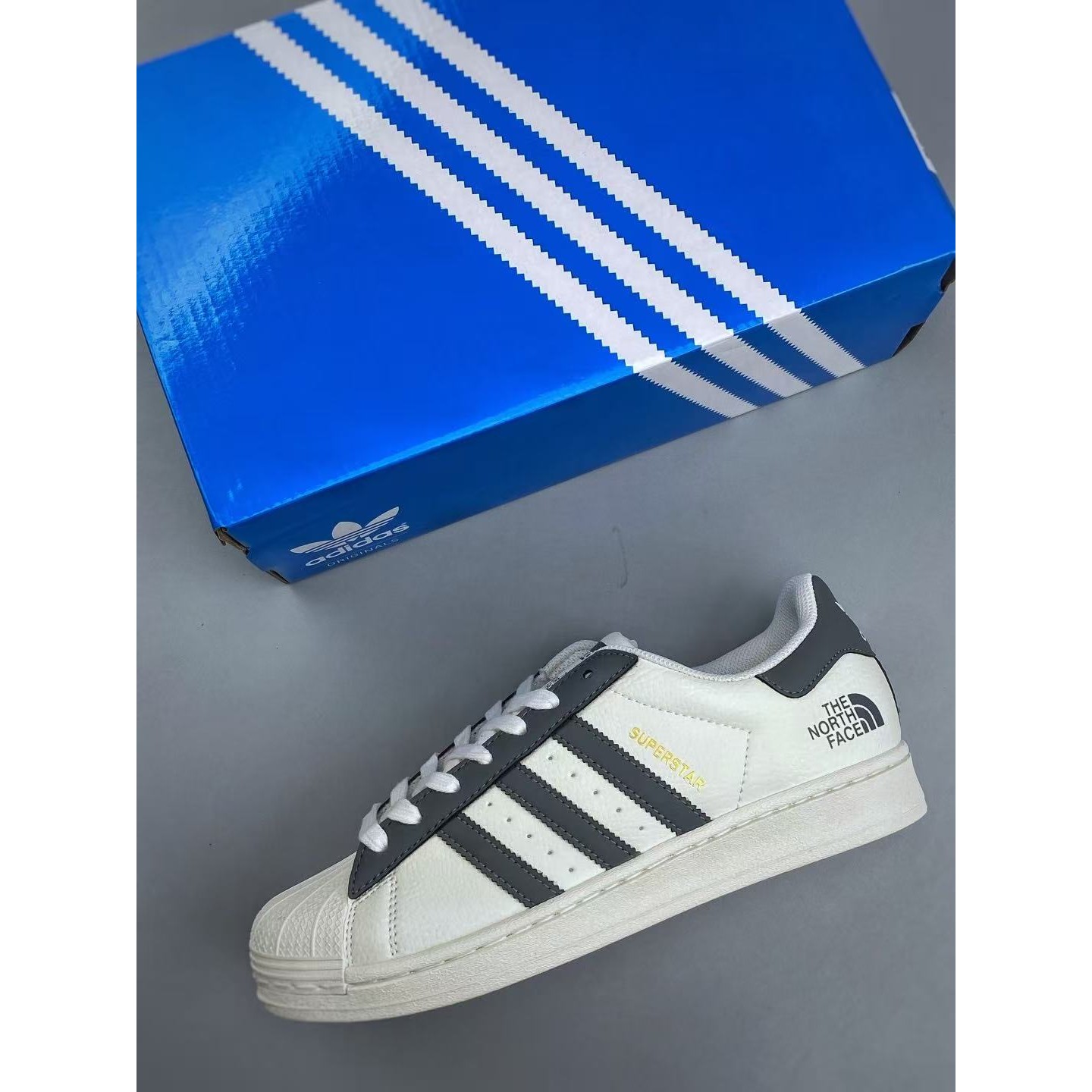<p>Adidas 休闲运动板鞋(白灰)</p>