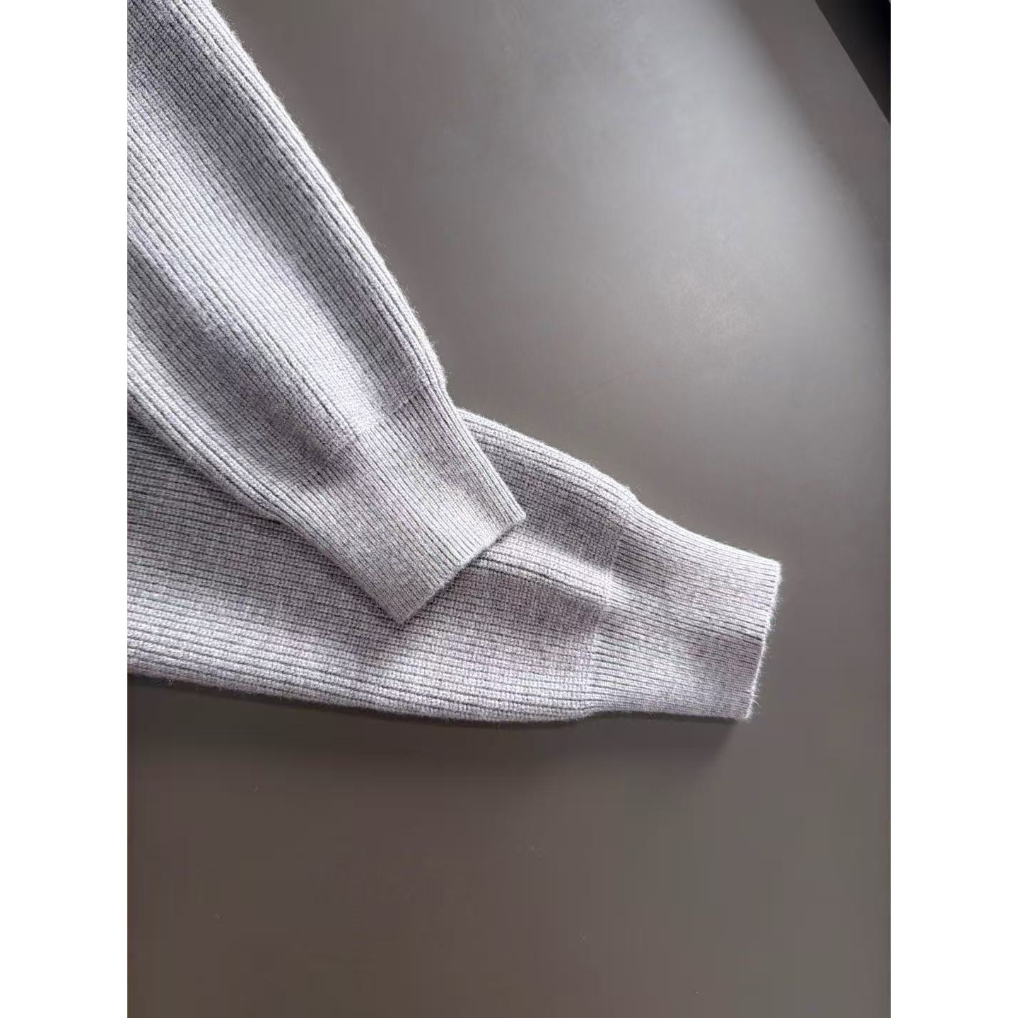 <p>GUCCI&nbsp;秋冬官网最新毛衣(灰)</p>