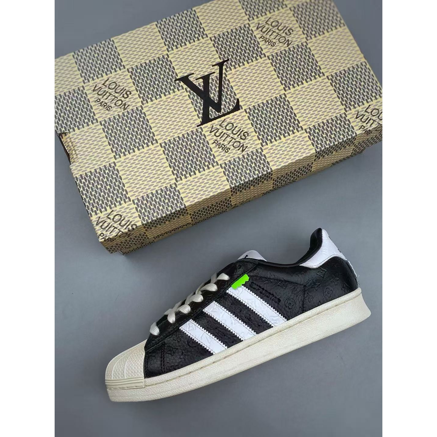 <p>Adidas Originals &nbsp;SUPERSTAR 经典贝壳头(黑)</p>