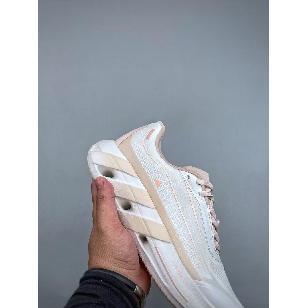 <p>Adidas HYPERBOOST LITE 低帮跑步鞋</p>