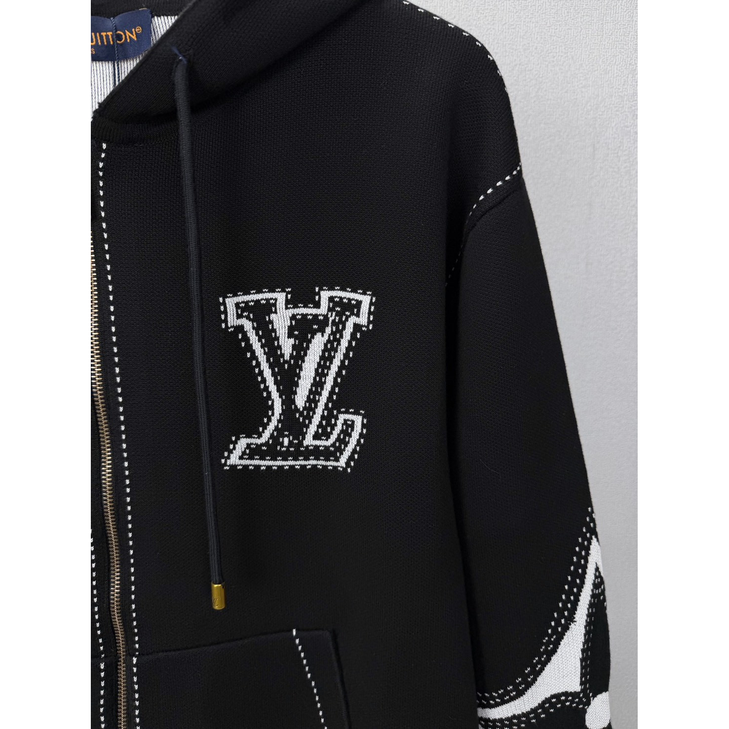 <p>LV&nbsp;嵌花提花logo情侣款连帽拉链针织毛衣外套(黑)</p>