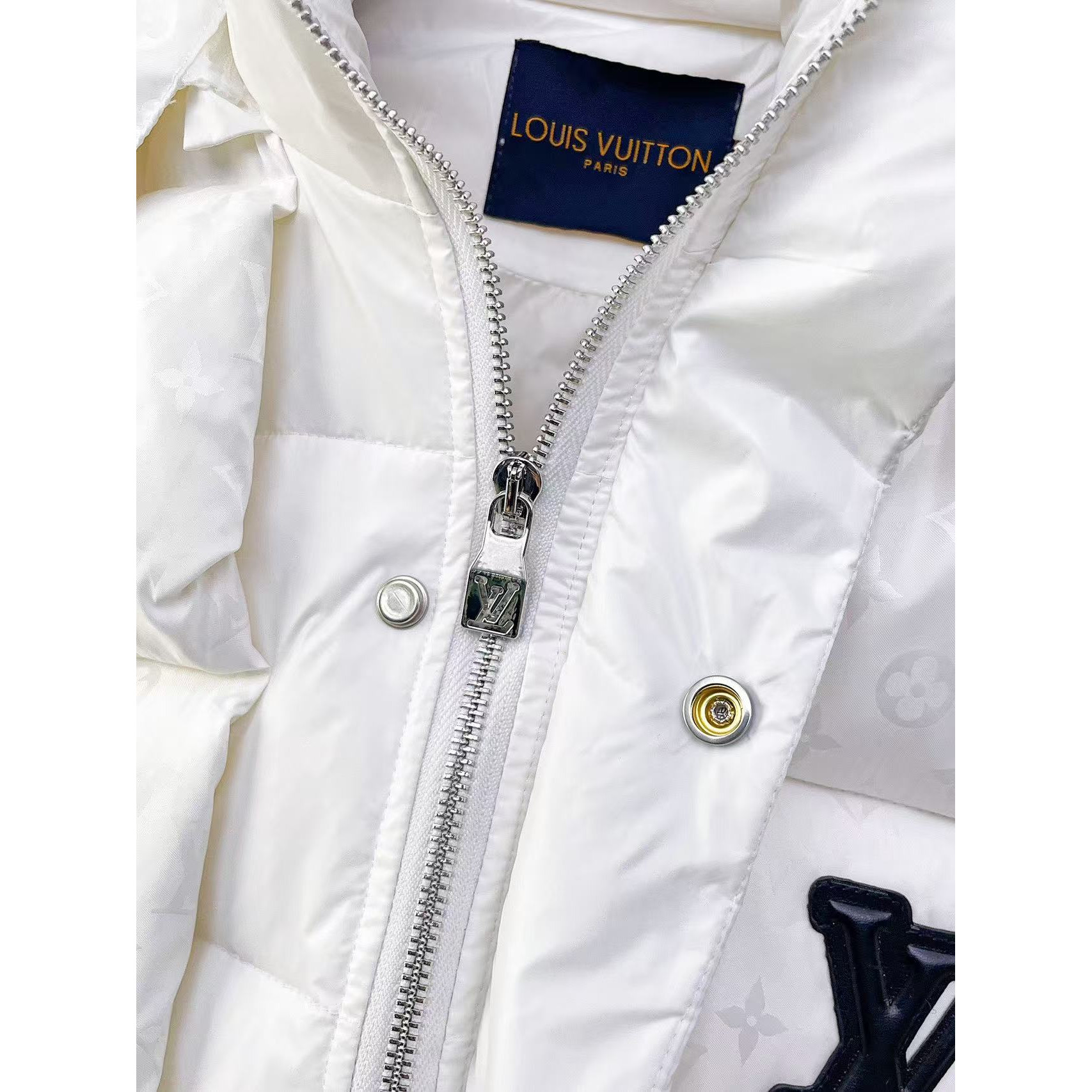 <p>LV 官网款新款羽绒服(白)</p>