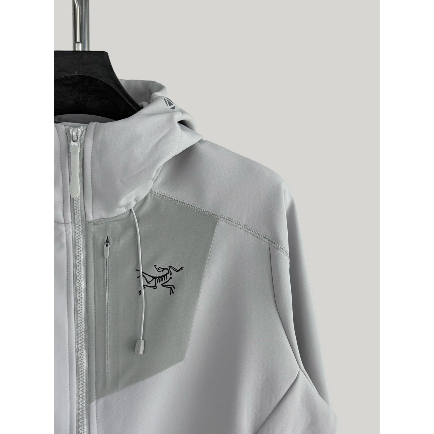<p>Arc'teryx 软壳加薄绒冲锋衣(米白灰)</p>

<p>&nbsp;</p>

<p>&nbsp;</p>