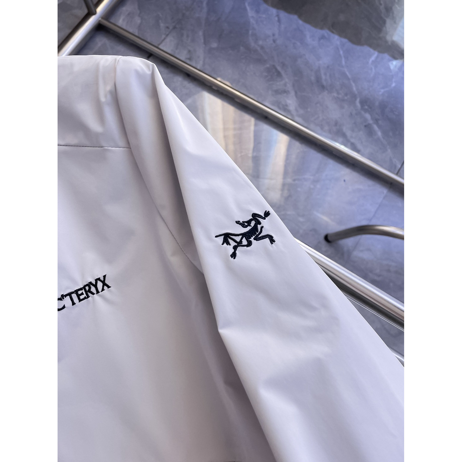 <p>Arc'teryx 男士夹克外套(白)</p>