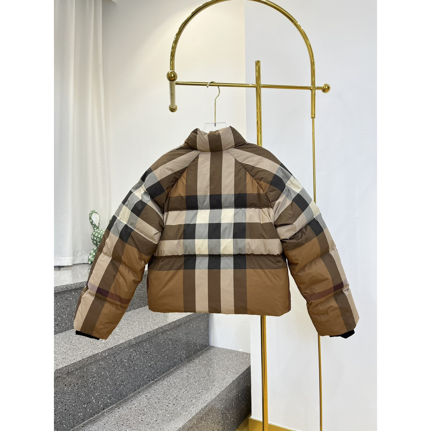<p>BURBERRY 格纹短款羽绒服(浅驼色)</p>