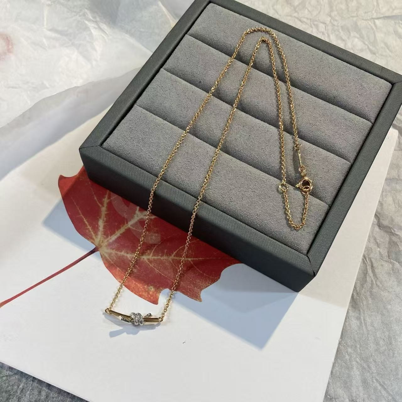 <p>Tiffany &amp; Co. 绳结带钻项链</p>