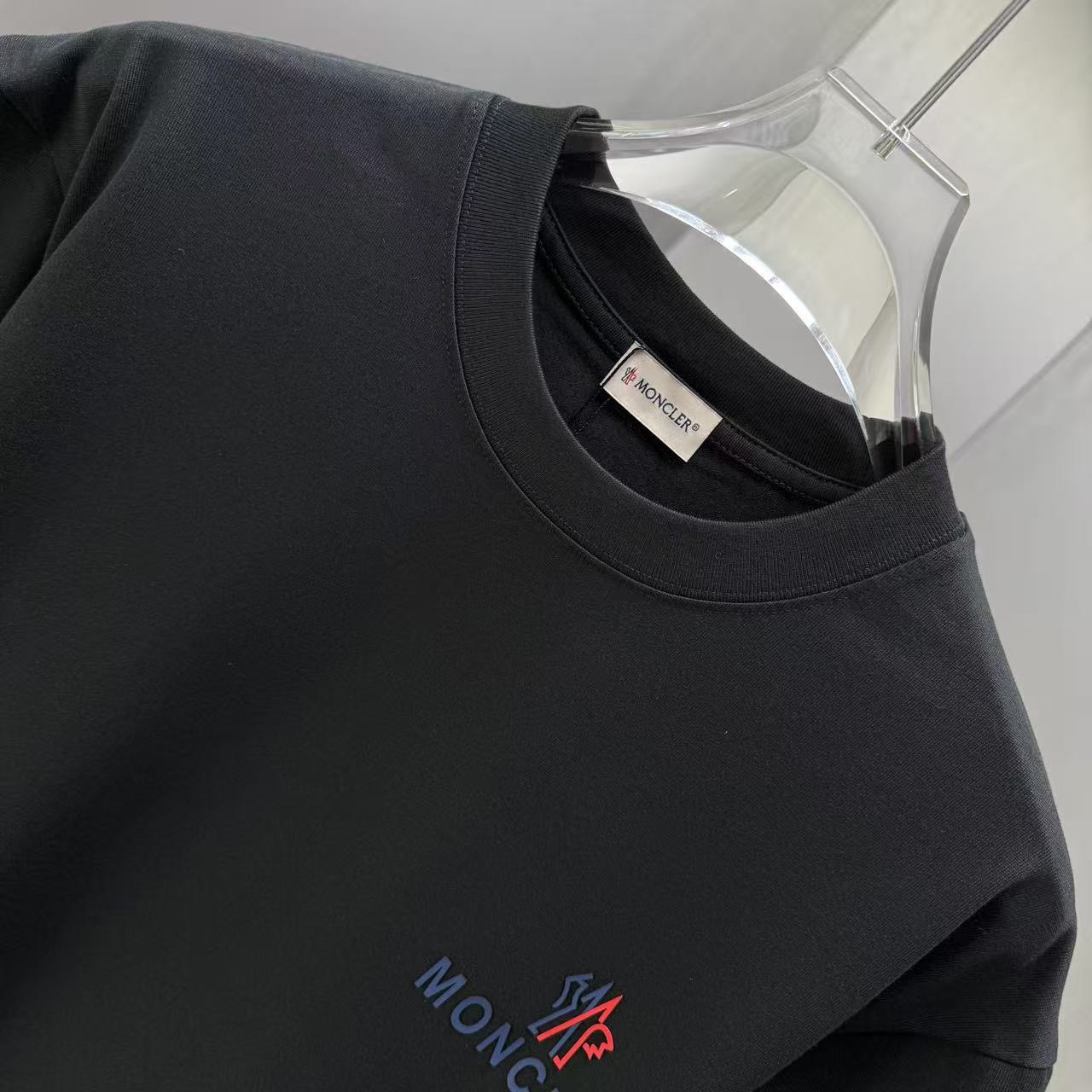 <p>Moncler 短袖T恤(黑)</p>