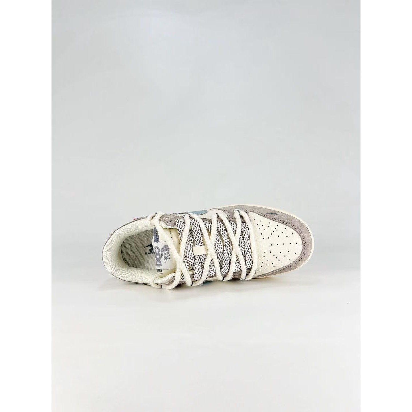 <p>NIKE DUNK SB LOW 白灰藍</p>