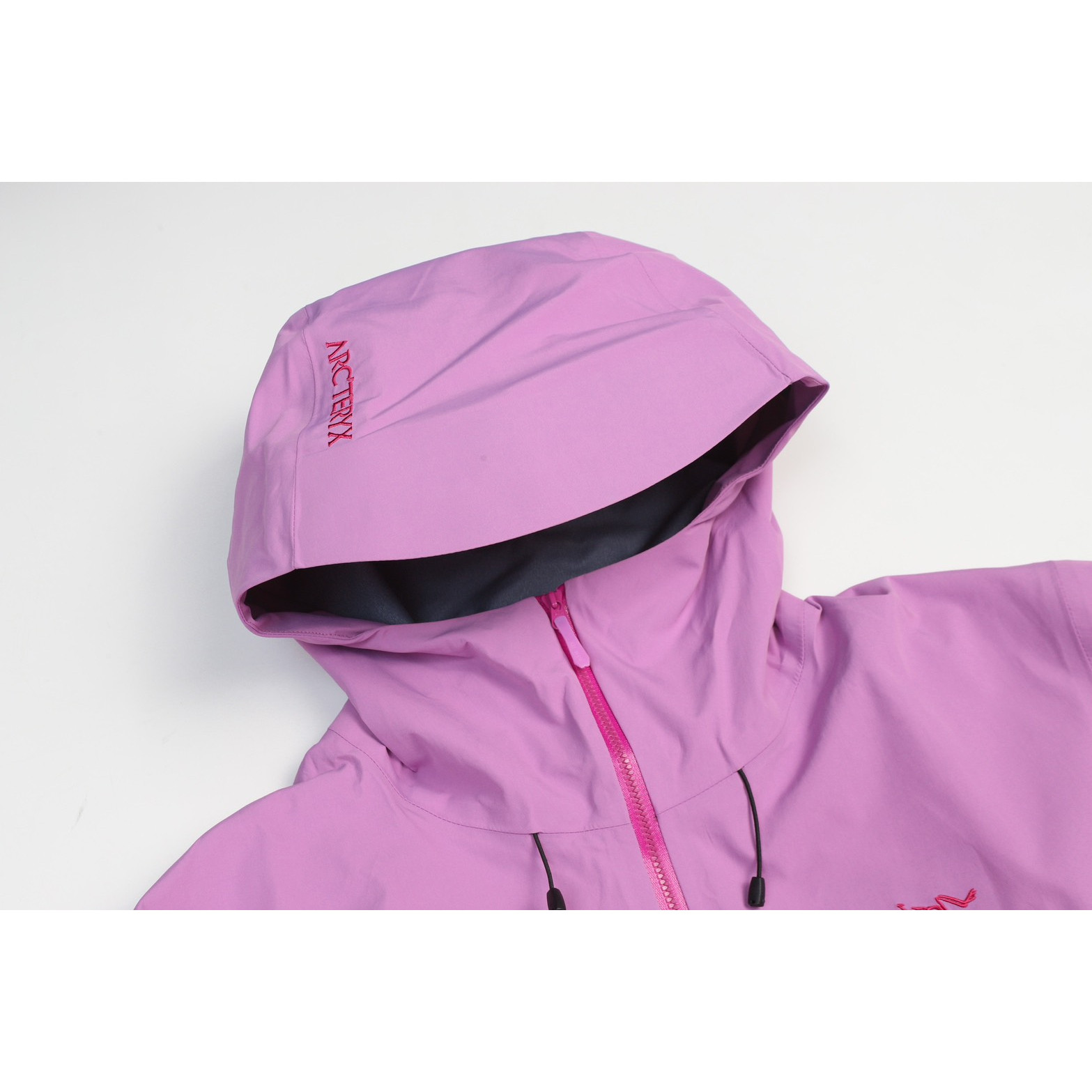 <p>Arc'teryx Bate SL 轻质透气连帽冲锋衣(粉)</p>