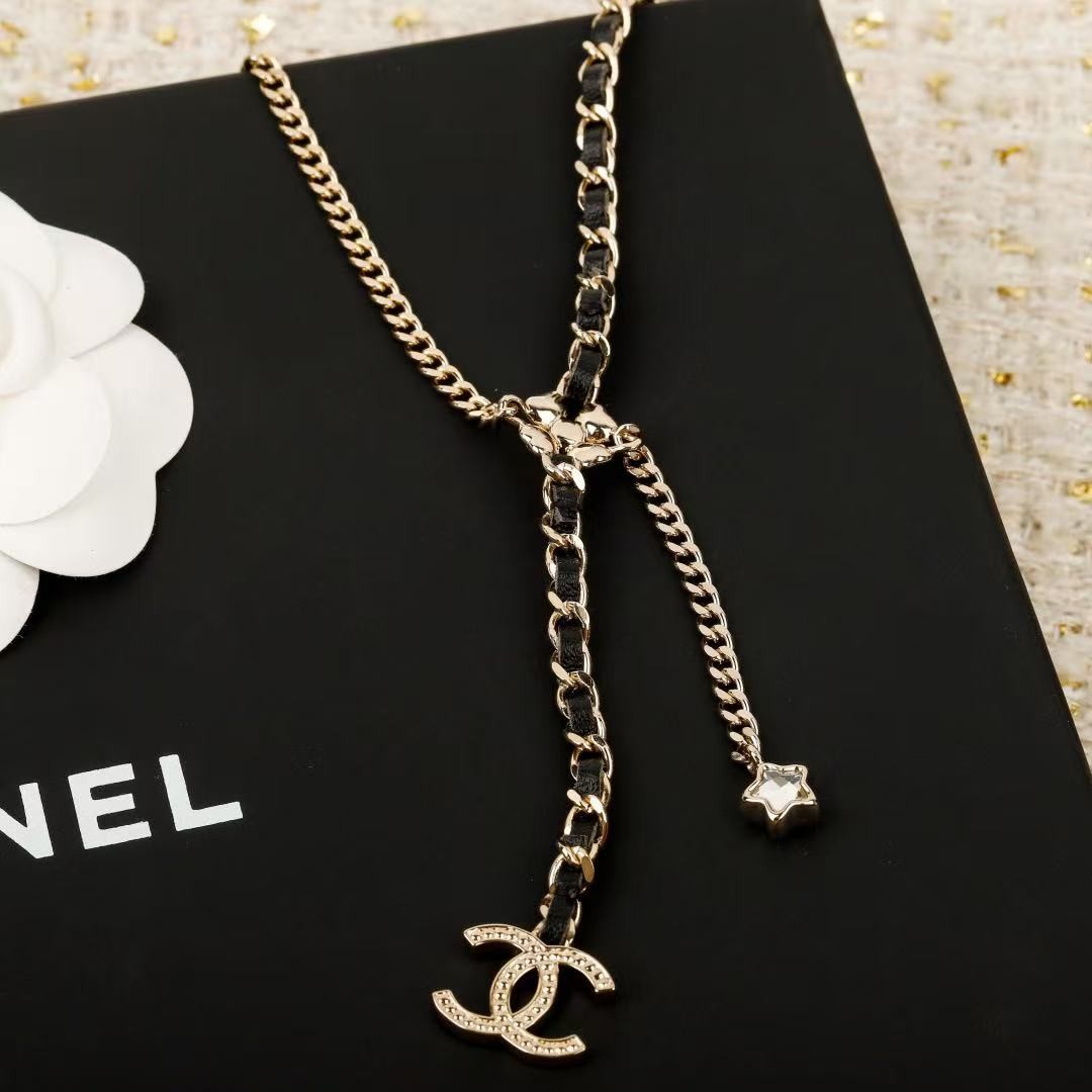 <p>CHANEL&nbsp;流苏穿皮项链</p>