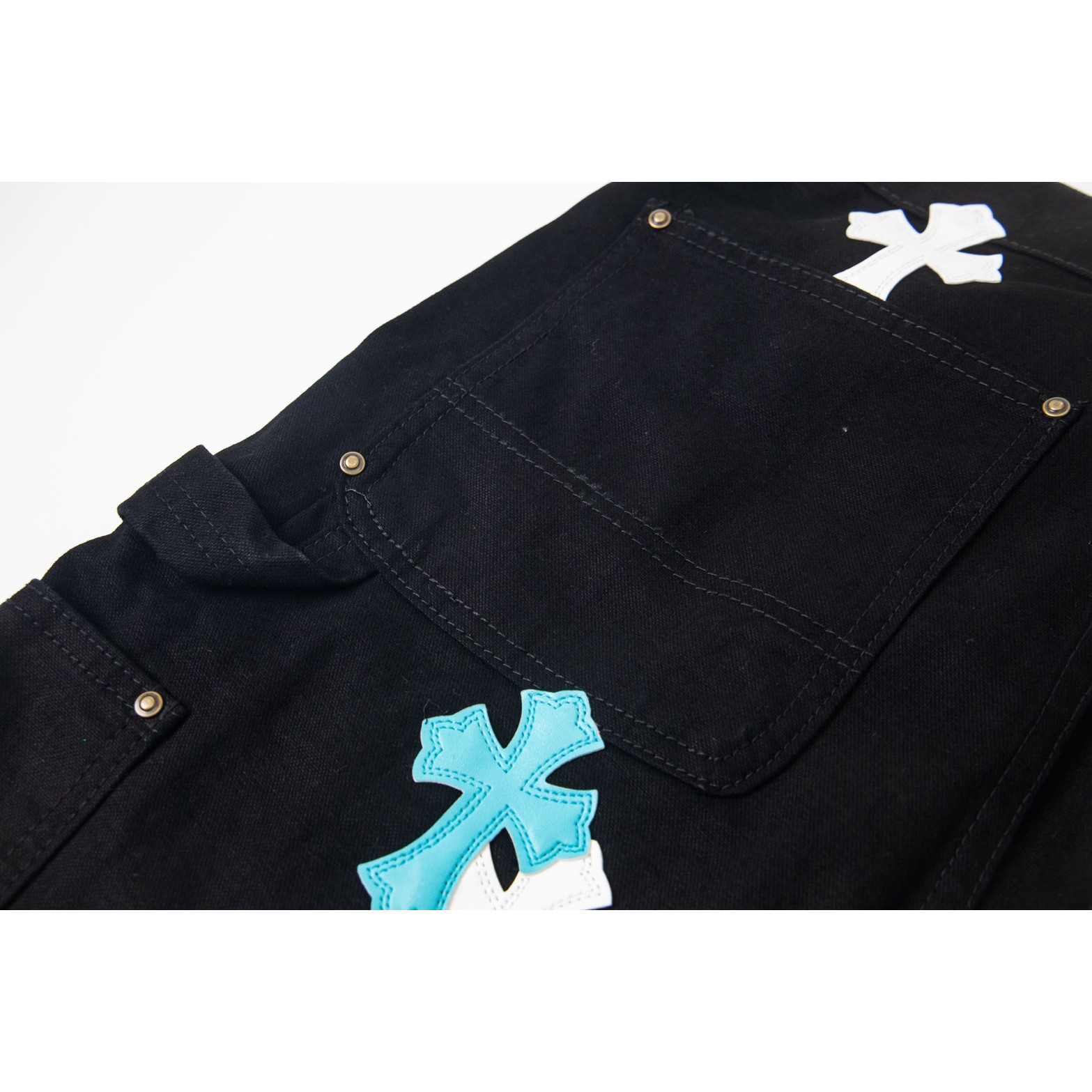 <p>CHROME HEARTS 卡哈特拉链拼皮牛仔裤(1772#)</p>